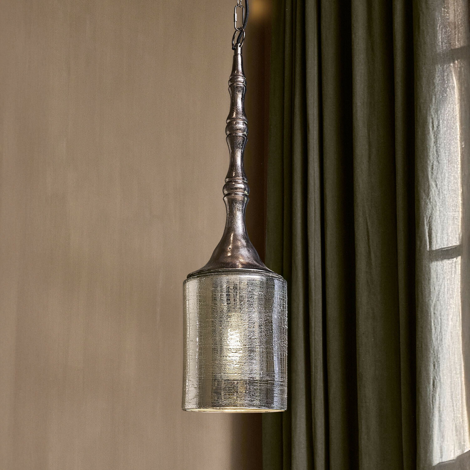 Závěsná lampa Zahureh Závěsná lampa s kovovým držákem a stříbrným skleněným stínidlem ve vintage stylu do interiéru