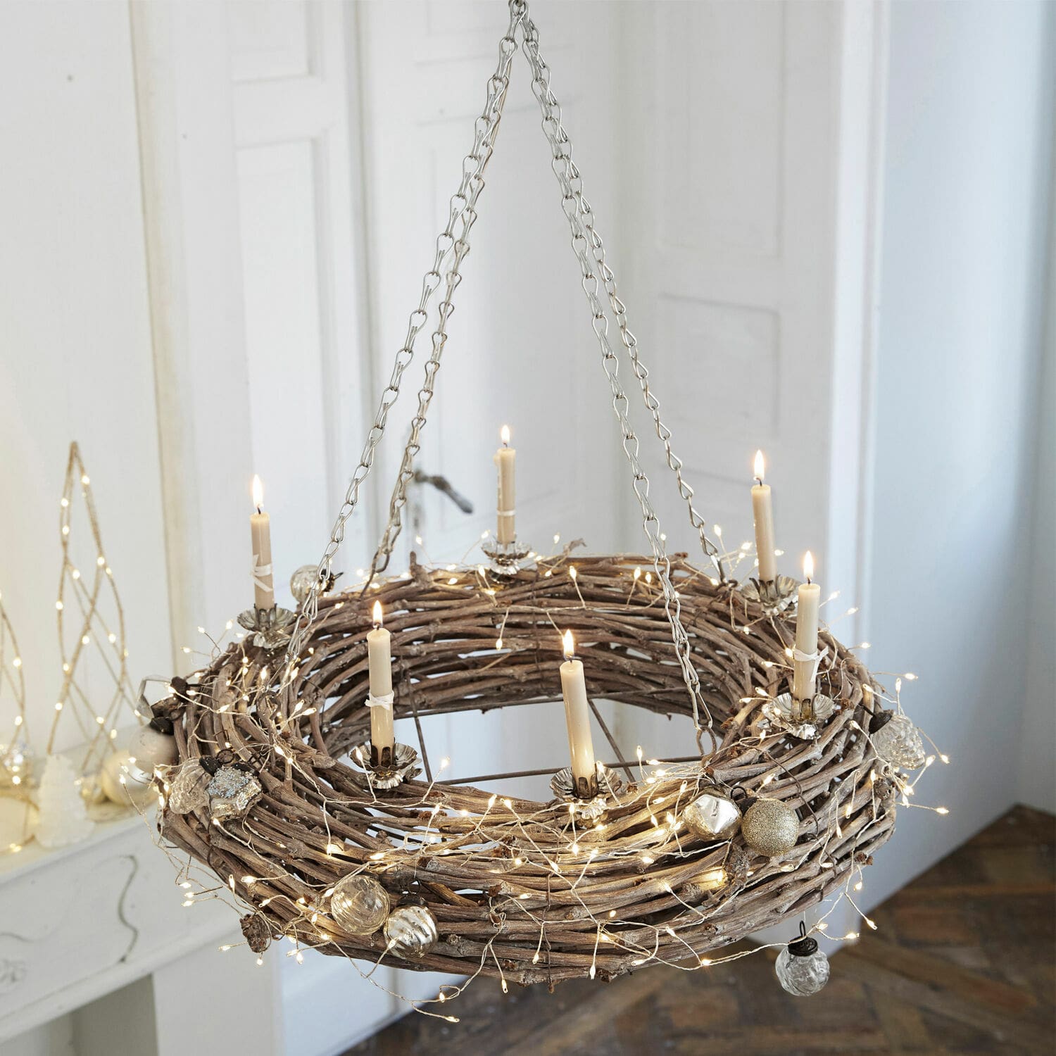 Věnec Adré Závěnný věnec z větví s bílými svíčkami a LED světýlky pro interiérovou dekoraci