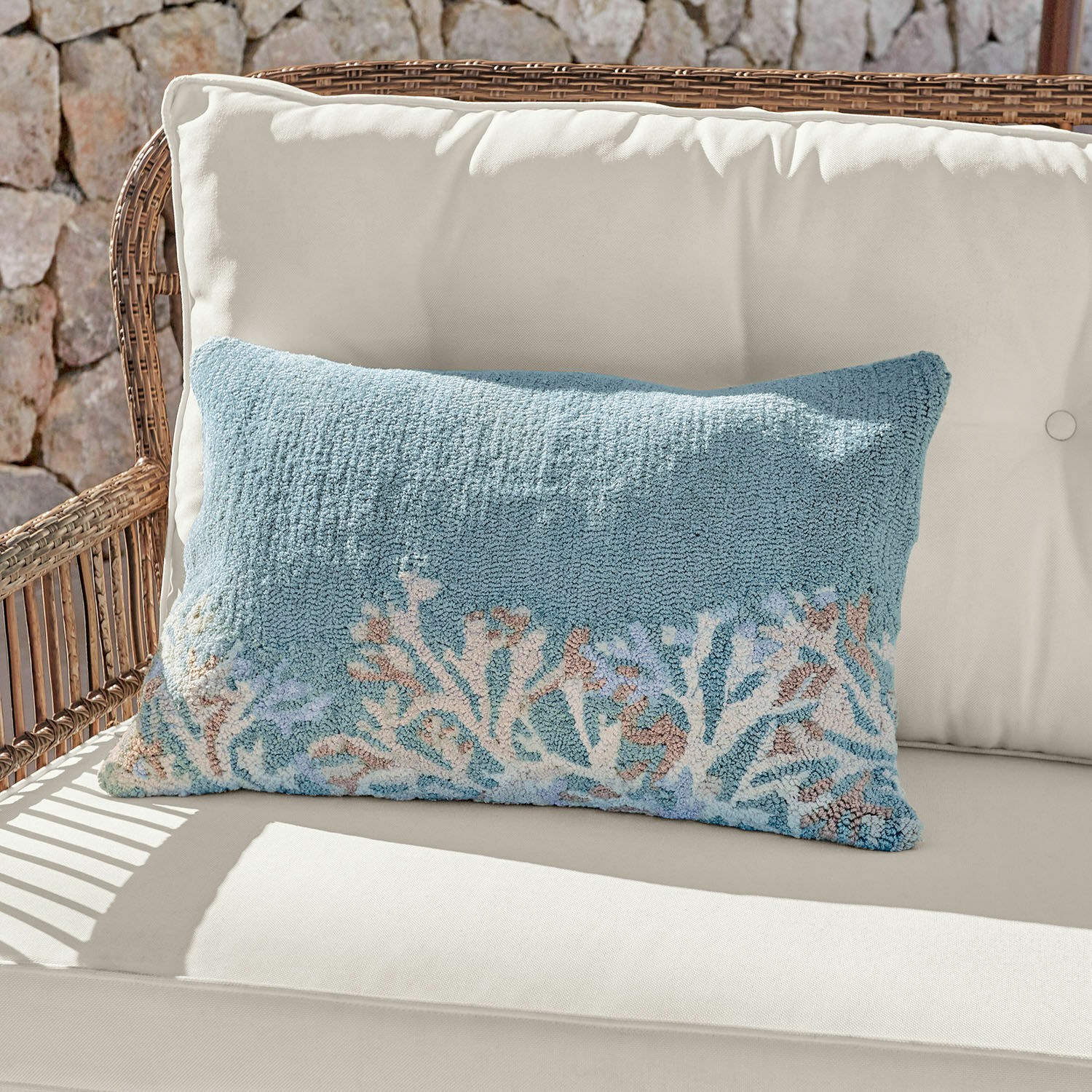 Povlak na polštářek do interiéru i exteriéru Dorlancourt Dekorační polštář z měkkého materiálu v modré barvě s motivem korálů na pohovce.