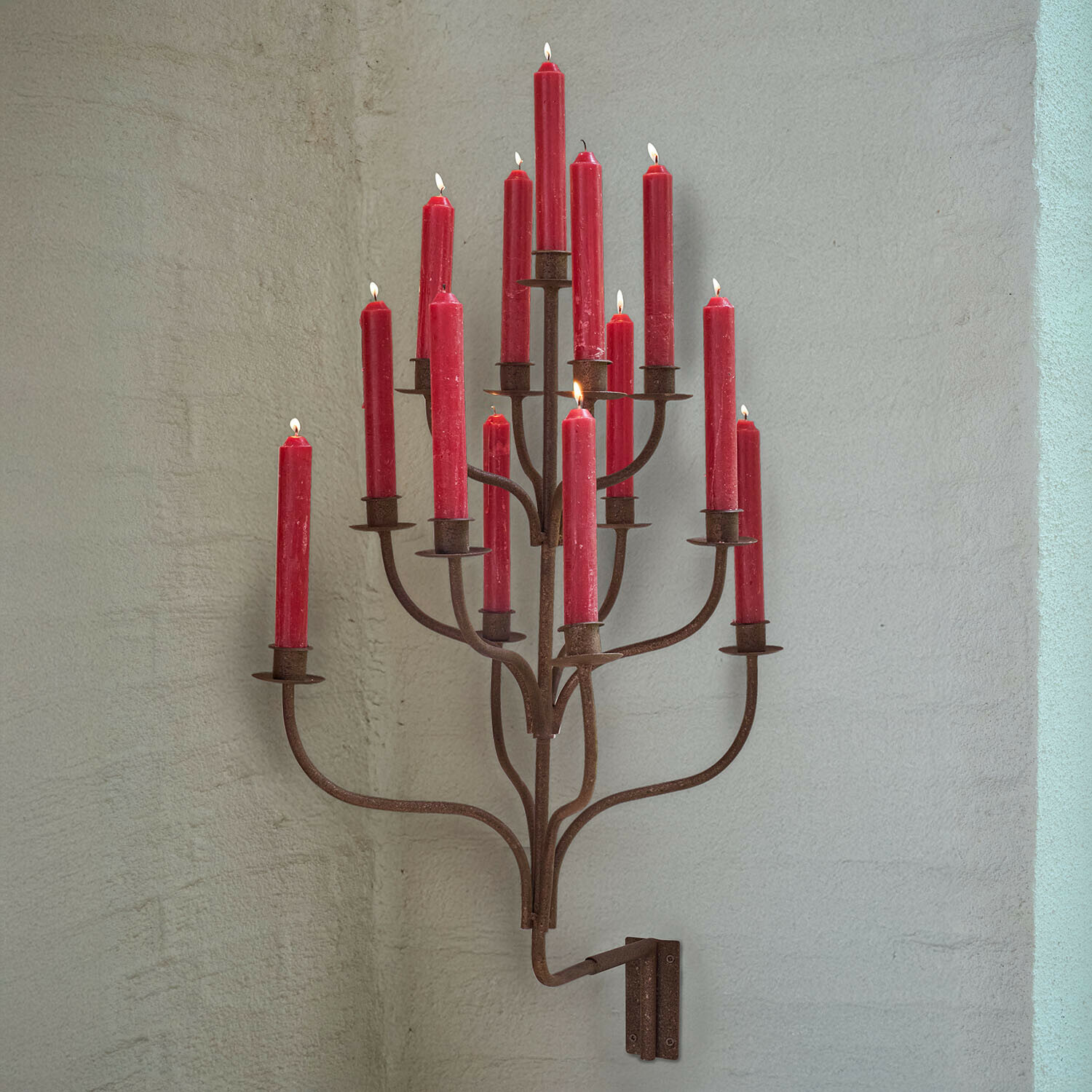 Nástěnný svícen Ferelina Rustikální kovový nástěnný svícen s 15 červenými svíčkami, interiérová dekorace a osvětlení