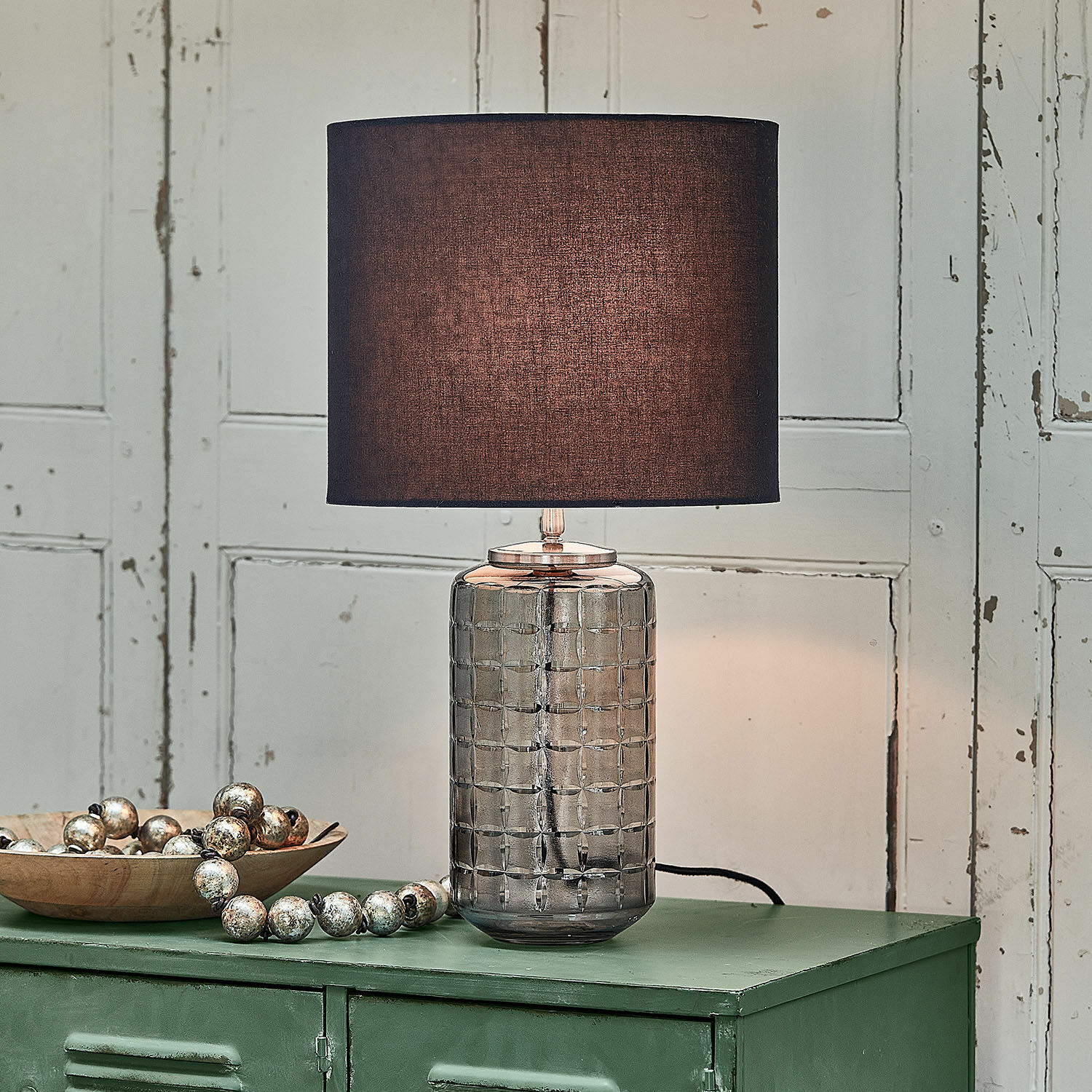 Stolní lampa Eldarion Skleněná stolní lampa s tmavým stínidlem na zelené skříňce, dekorativní osvětlení interiéru