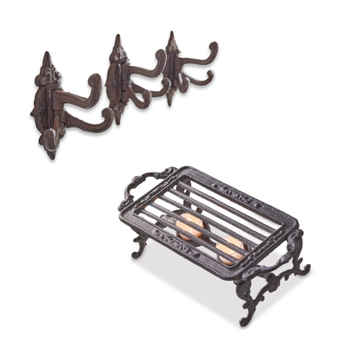 Sada tmavě hnědých litinových háčků a roštu na zavěšení a vaření