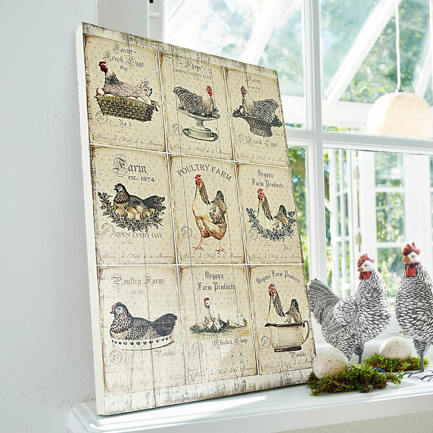 Dekorační tabule Montesse Dekorativní dřevěná deska s motivy slepic a vajec ve vintage stylu na okenním parapetu