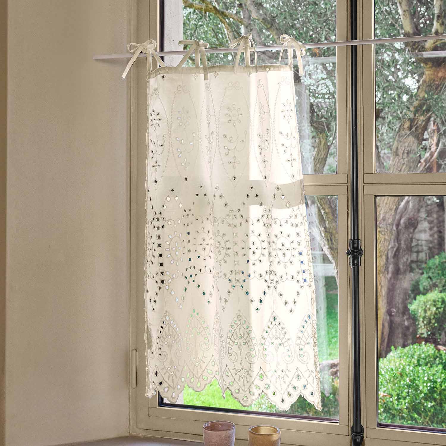 Bílá vyšívaná záclona s průsvitným vzorem, dekorativní závěs do obývacího pokoje nebo kuchyně