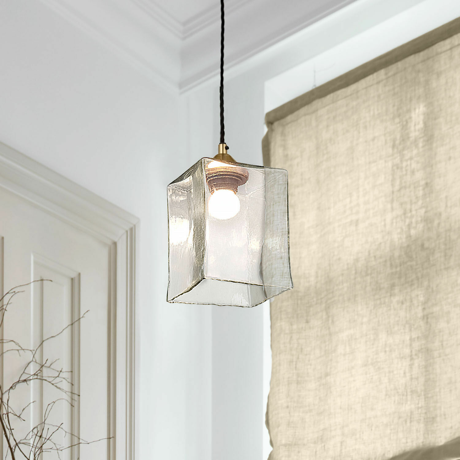 Závěsná lampa Floravon Průhledné skleněné závěsné světlo ve tvaru krychle s černým kabelem a jasnou žárovkou