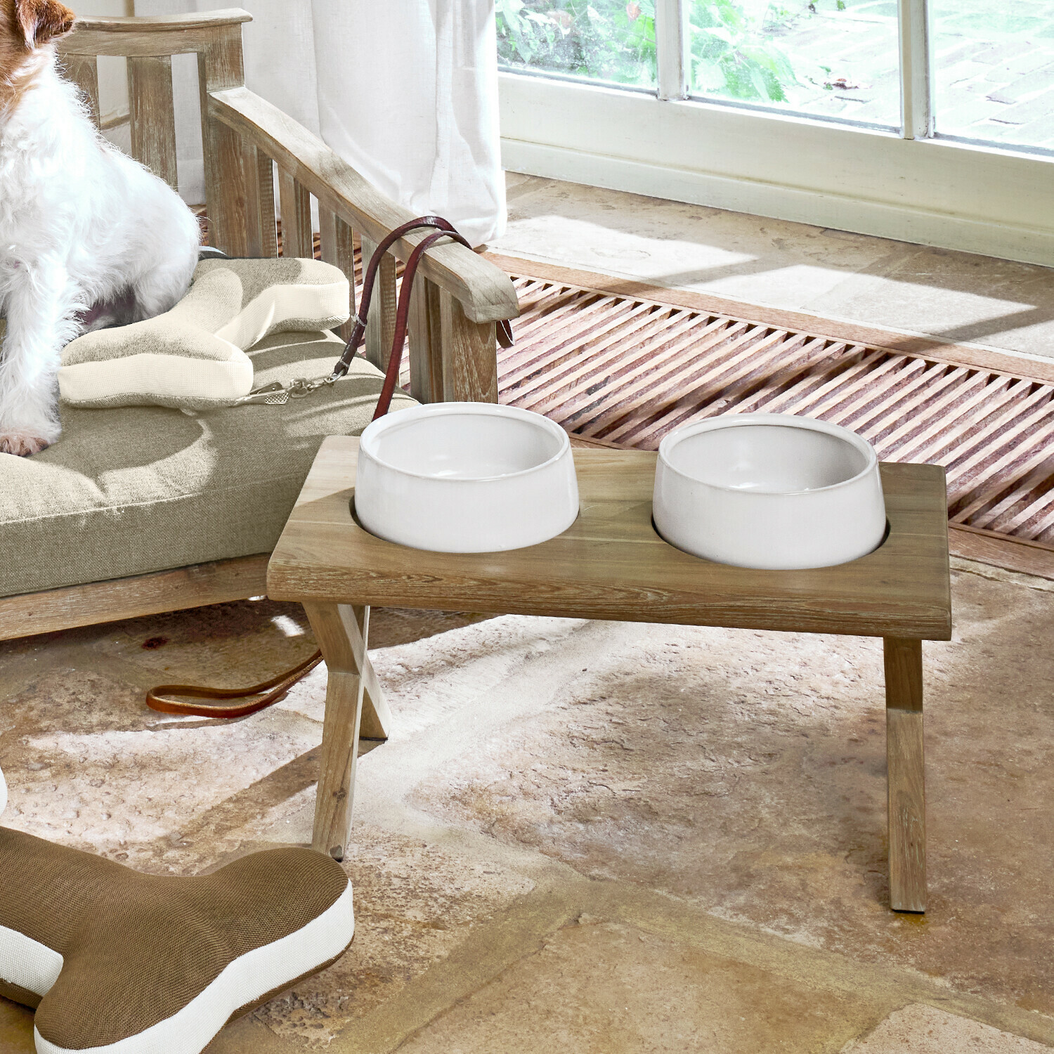 Dvojitá keramická miska na dřevěném stojanu v přírodní barvě pro krmení psa doma