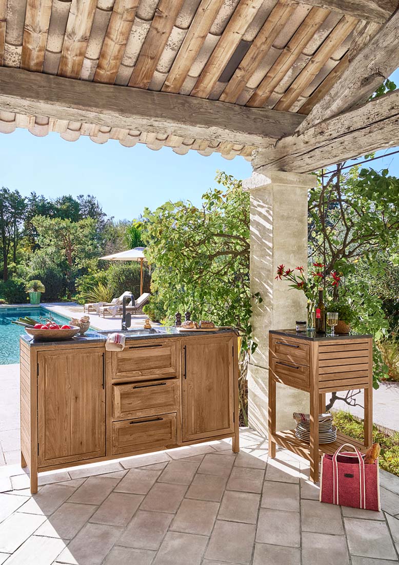 Dřevěný zahradní nábytek s černou kamennou deskou na terase u bazénu pod dřevěnou střechou