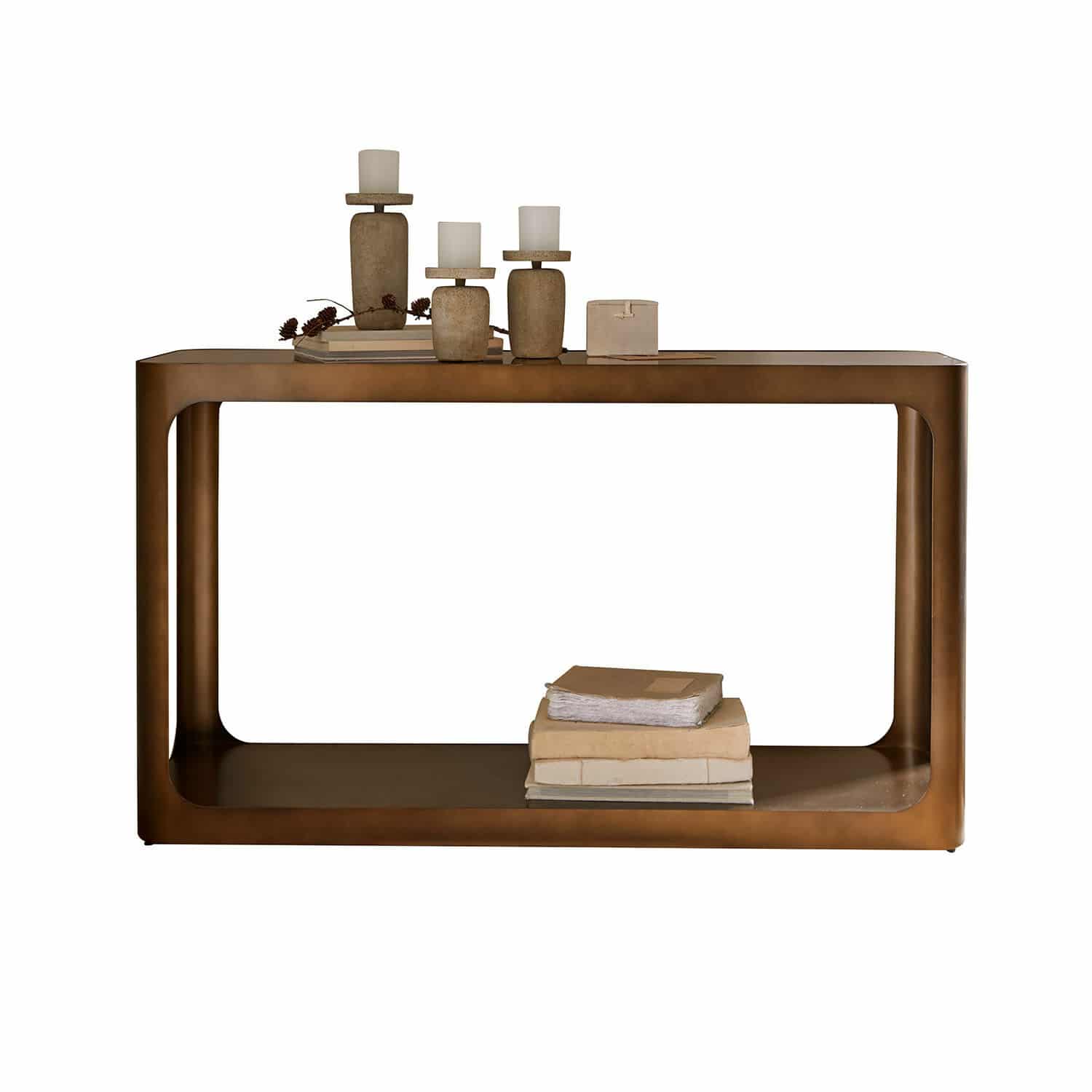 Hnědý kovový stolek s oblými hranami, ozdobený svícny a knihami, moderní design do interiéru