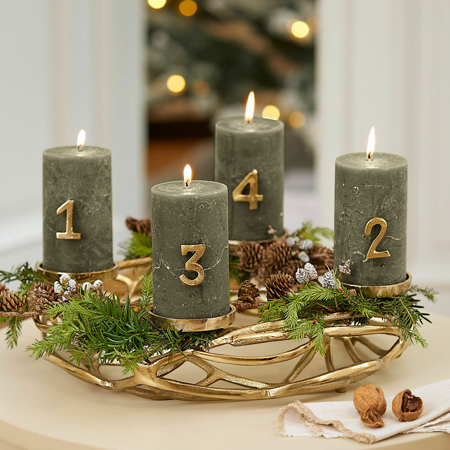 Zápichy na svíčku, 4dílná sada Marfino Sada 4 zelených adventních svíček s čísly na zlatém stojanu s dekorací šišek a větviček