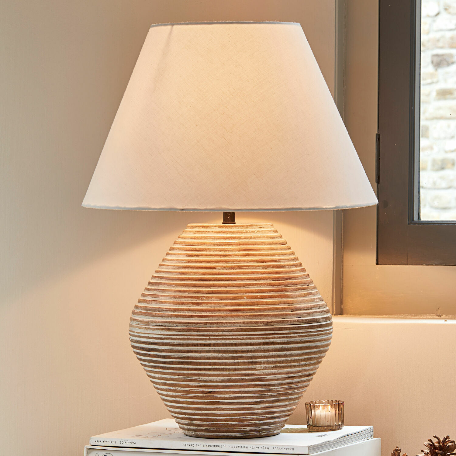 Stolní lampa Landelin Stolní lampa z keramiky v béžovo-bílé barvě s látkovým stínidlem, interiérová dekorace