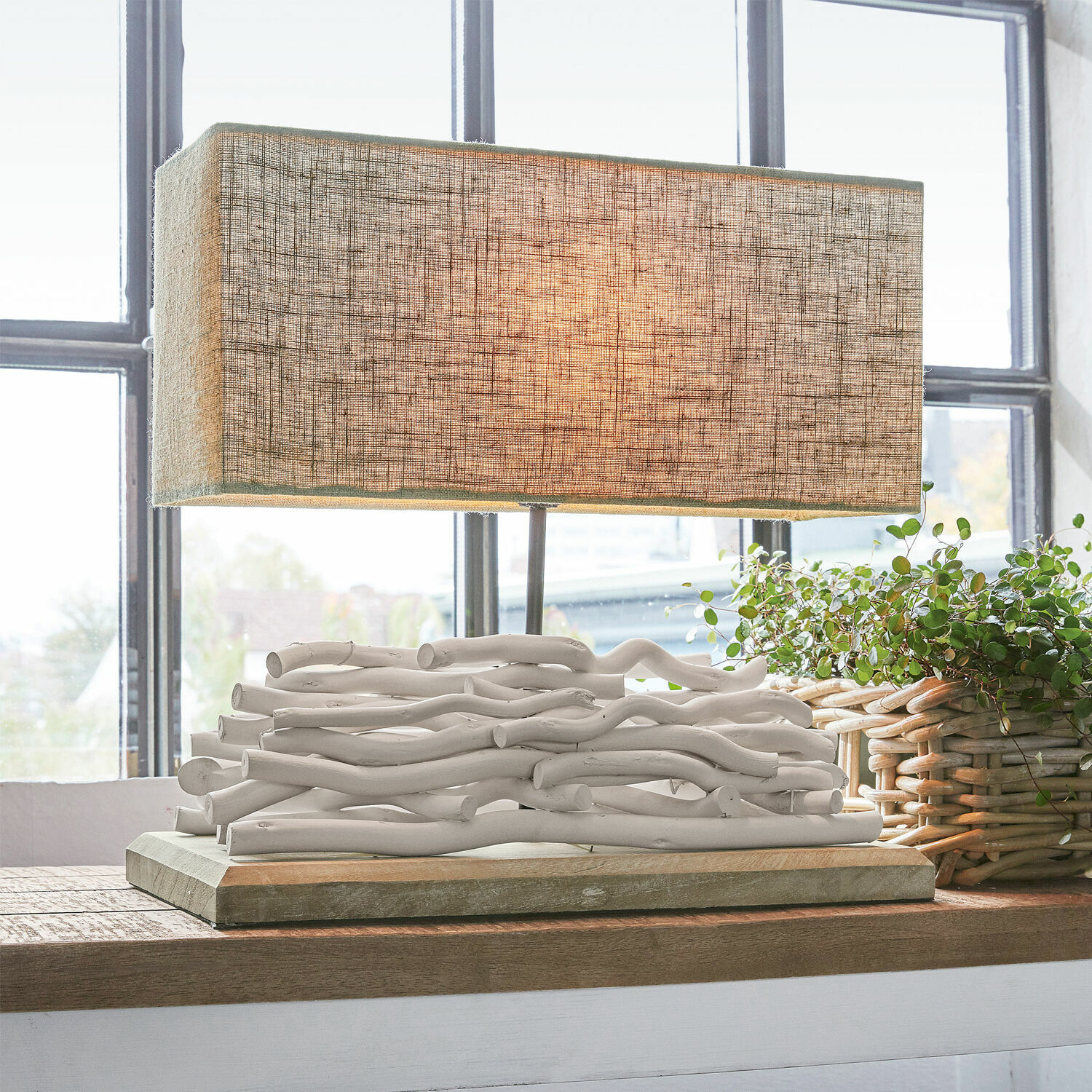 Stolní lampa Caribou Stolní lampa s béžovým stínidlem a bílou dřevěnou základnou z větviček