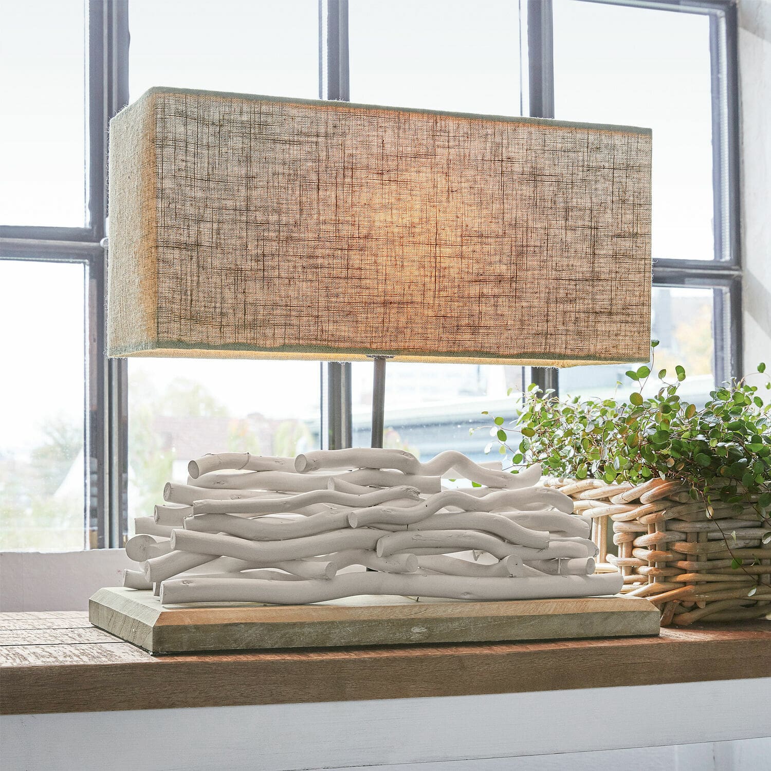 Stolní lampa Caribou Stolní lampa s béžovým stínidlem a bílou dřevěnou základnou z větviček