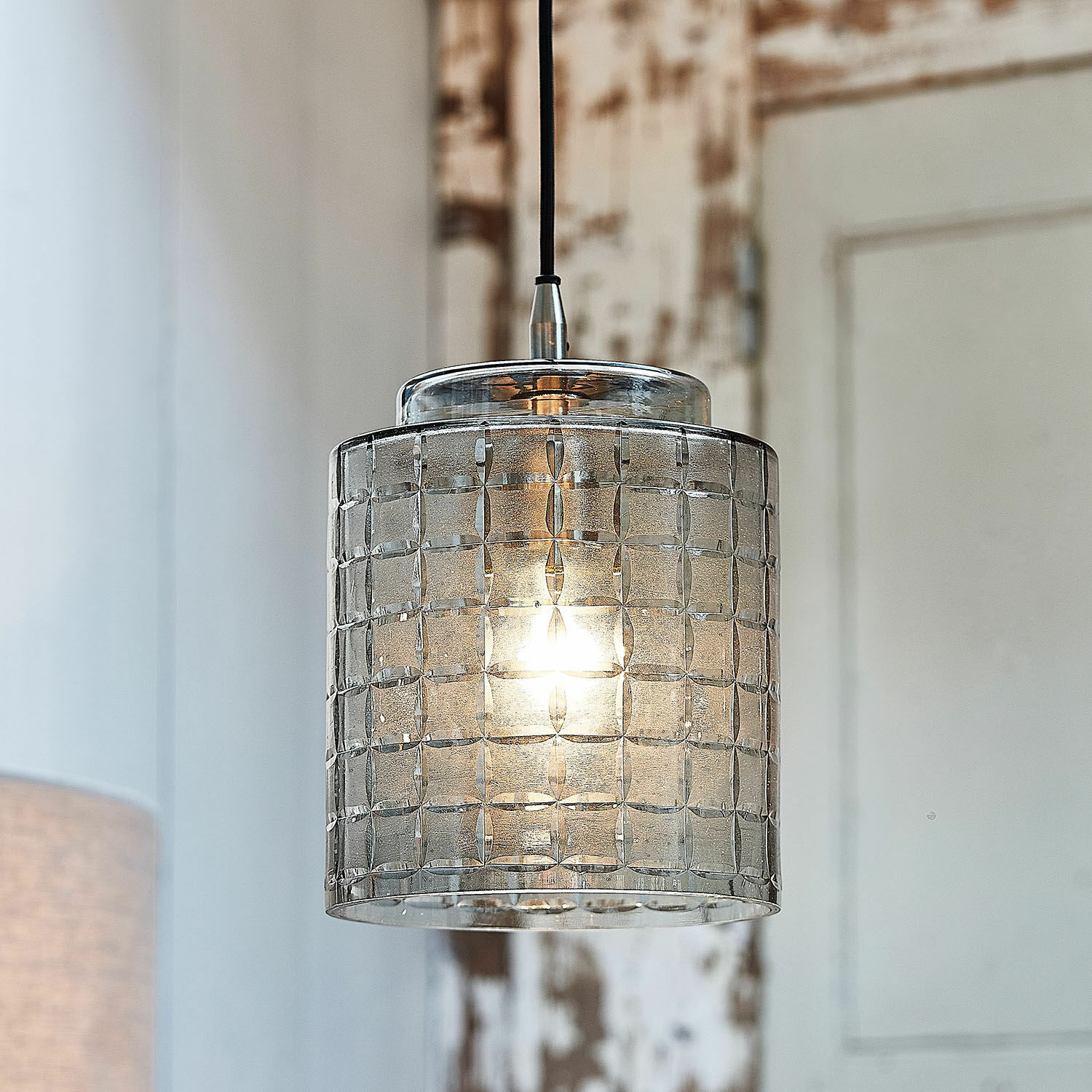 Závěsná lampa Eldarion Závěsná skleněná lampa s průhledným texturovaným stínidlem a černým kabelem pro interiérové osvětlení