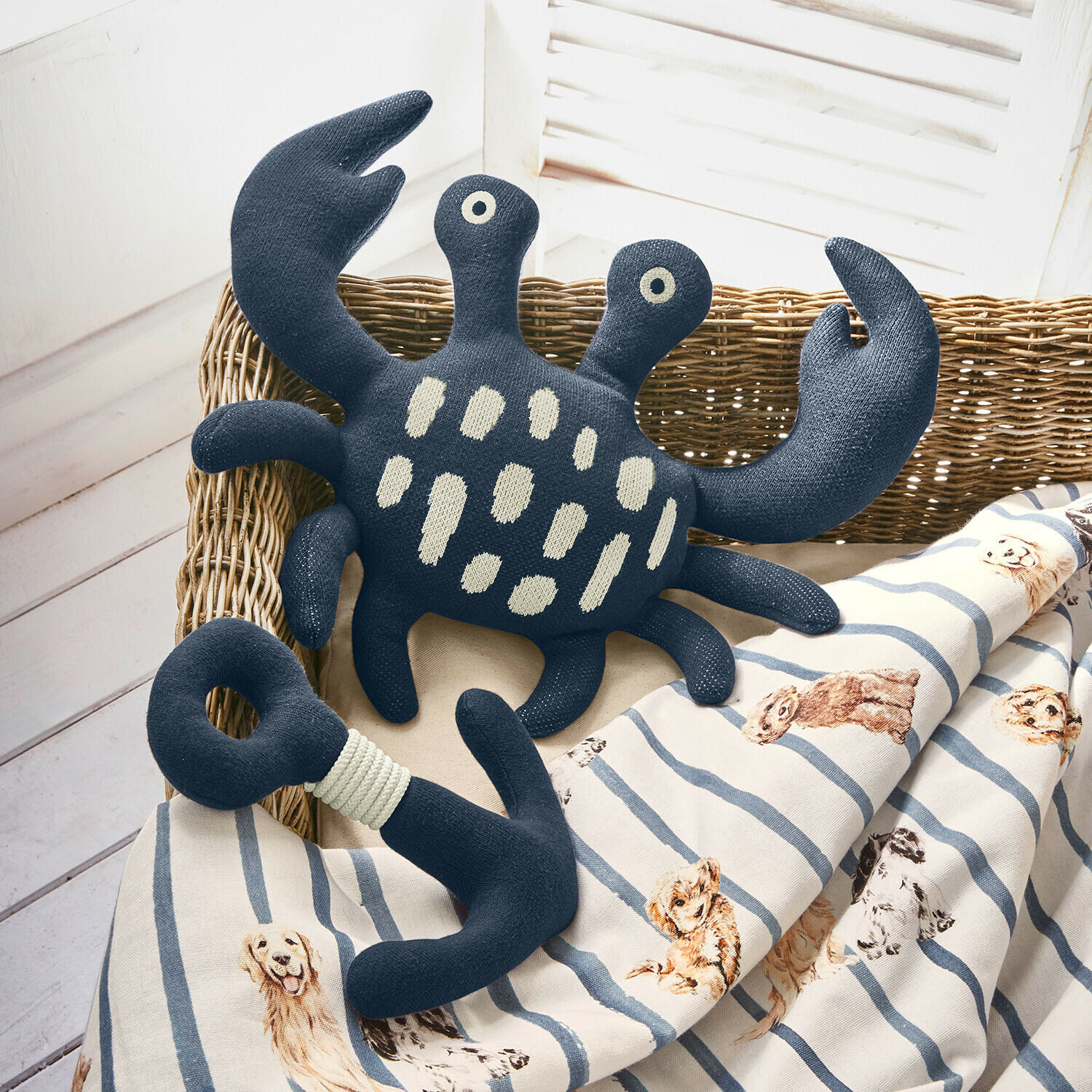 Hračky pro psa, 2dílná sada Chewrie Tmavě modrá plyšová hračka krab a kotva na pruhované dece se vzorem psů, měkký materiál
