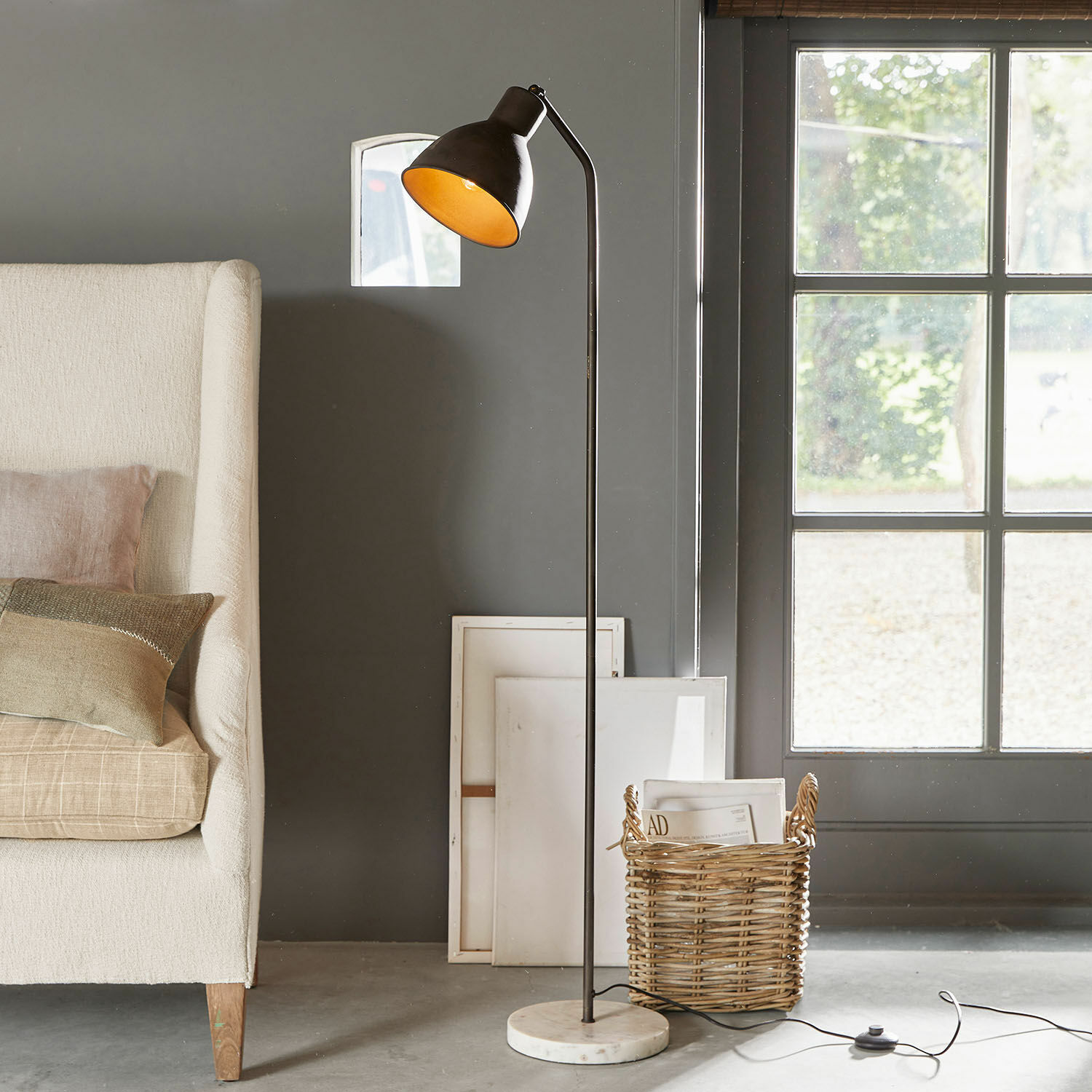 Stojací lampa Mockville Stojací lampa z černého kovu s bílým mramorovým podstavcem, moderní design do obýváku