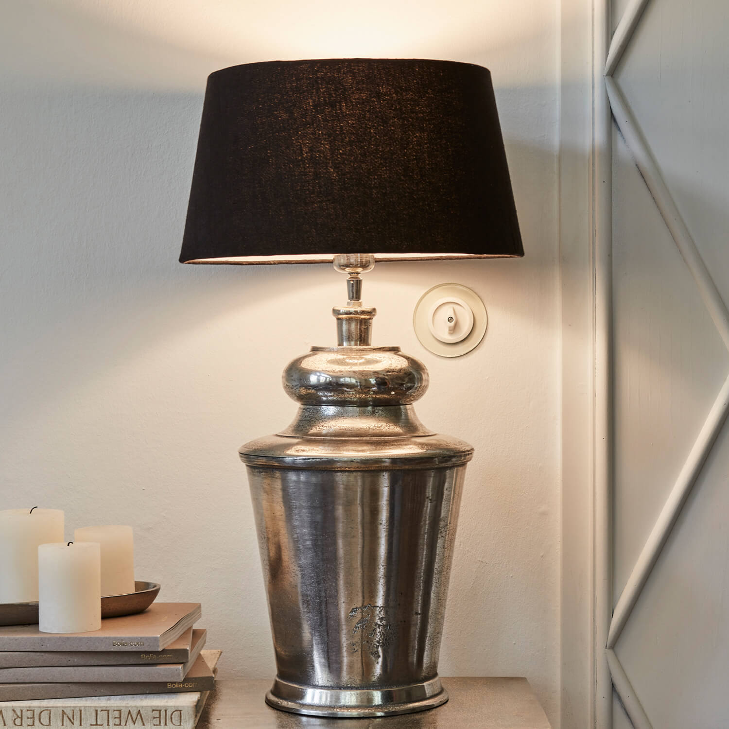 Stolní lampa se stříbrnou kovovou základnou a černým stínidlem, dekorativní osvětlení interiéru