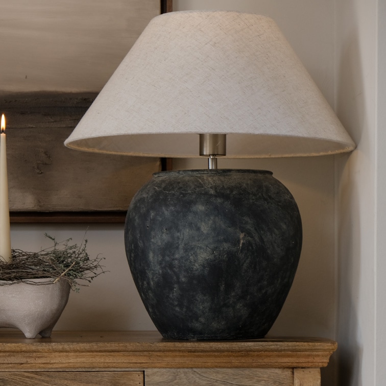 Stolní lampa s černou keramickou základnou a béžovým stínidlem, interiérová dekorace, osvětlení obývacího pokoje