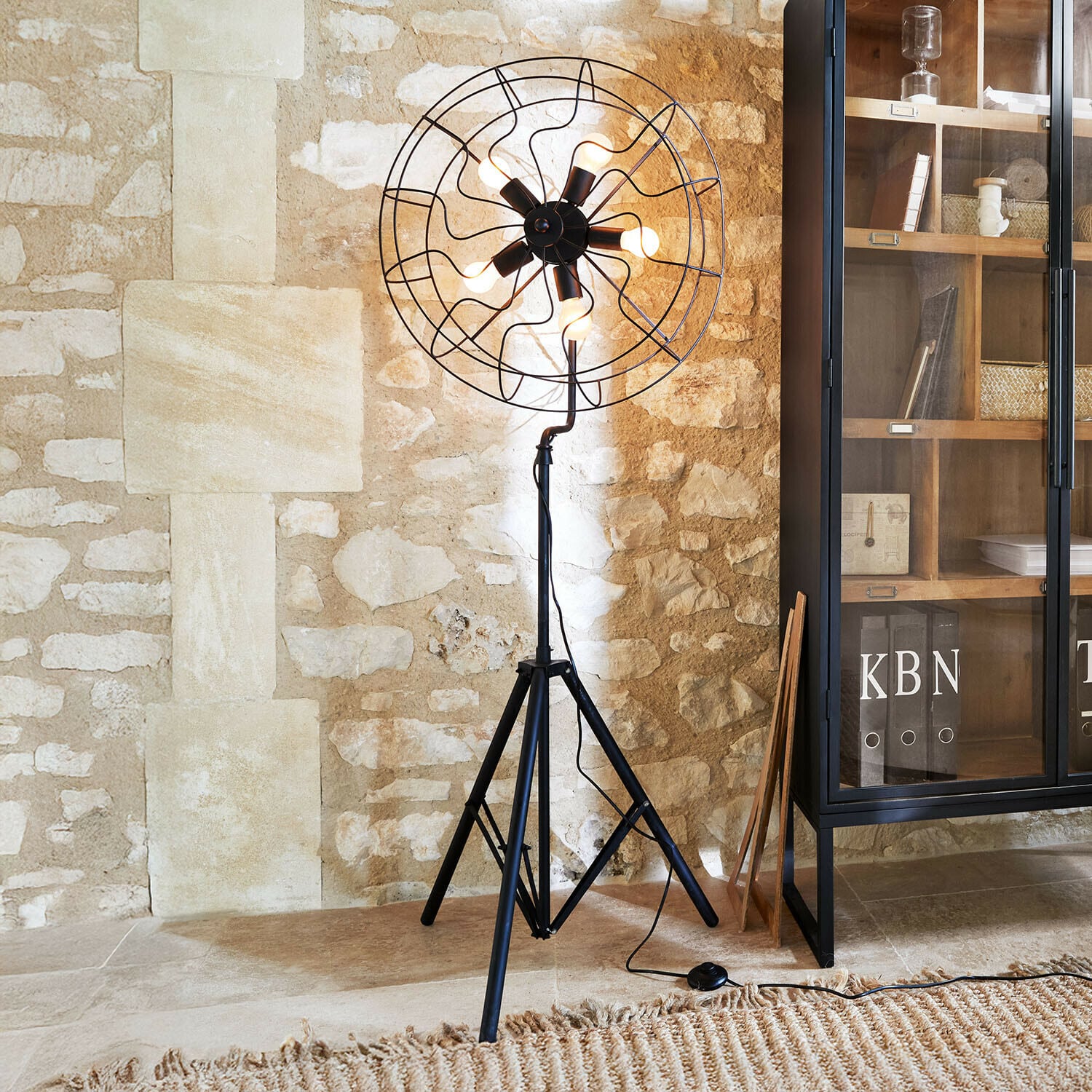 Stojací lampa Thunderfield Černá kovová stojací lampa na trojnožce s žárovkami v industriálním stylu do obývacího pokoje