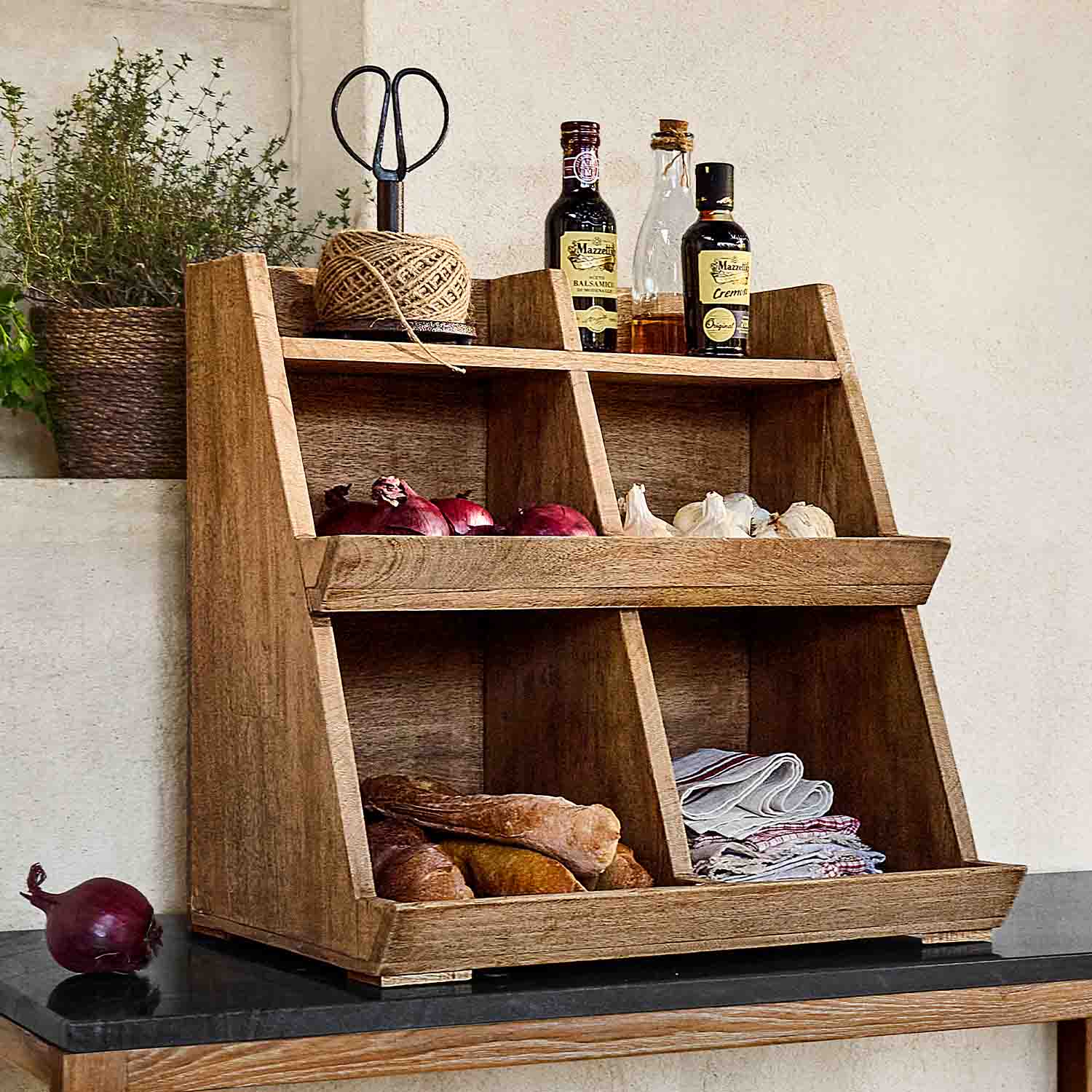 Dřevěný kuchyňský organizér s přihrádkami na koření, pečivo a utěrky v přírodní barvě