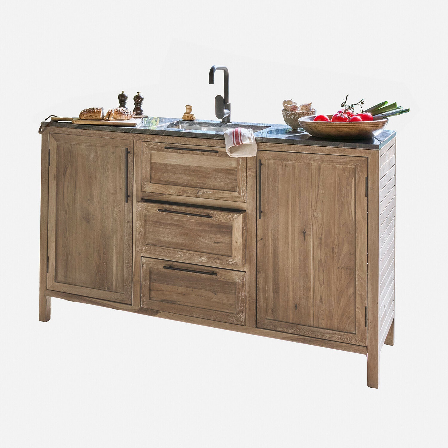 Dřevěná kuchyňská linka s černou deskou a dřezem, vybavená skříňkami a zásuvkami v rustikálním stylu