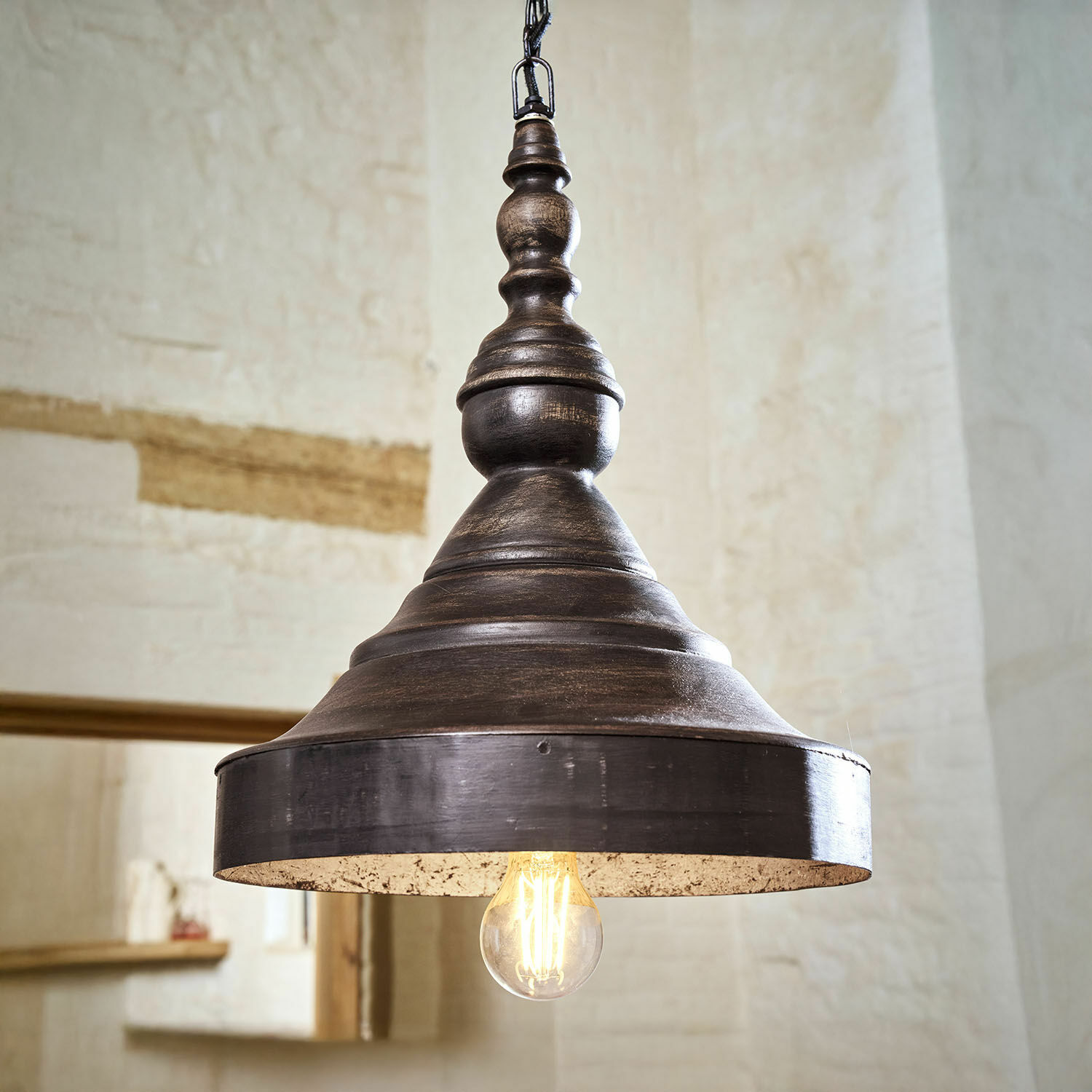 Závěsná lampa Léonelle Závěsná lampa z tmavě hnědého kovu s viditelnou žárovkou v industriálním stylu