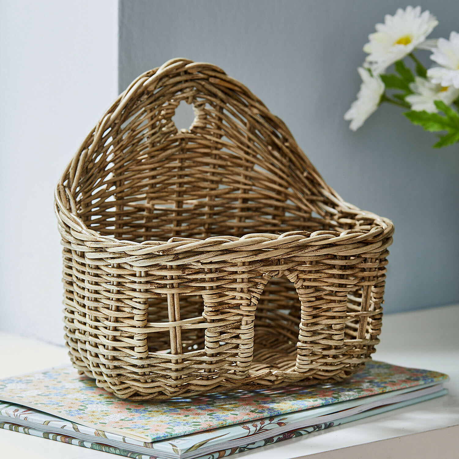 Proutěný koš ve tvaru domu v přírodní barvě pro dekoraci a úložný prostor