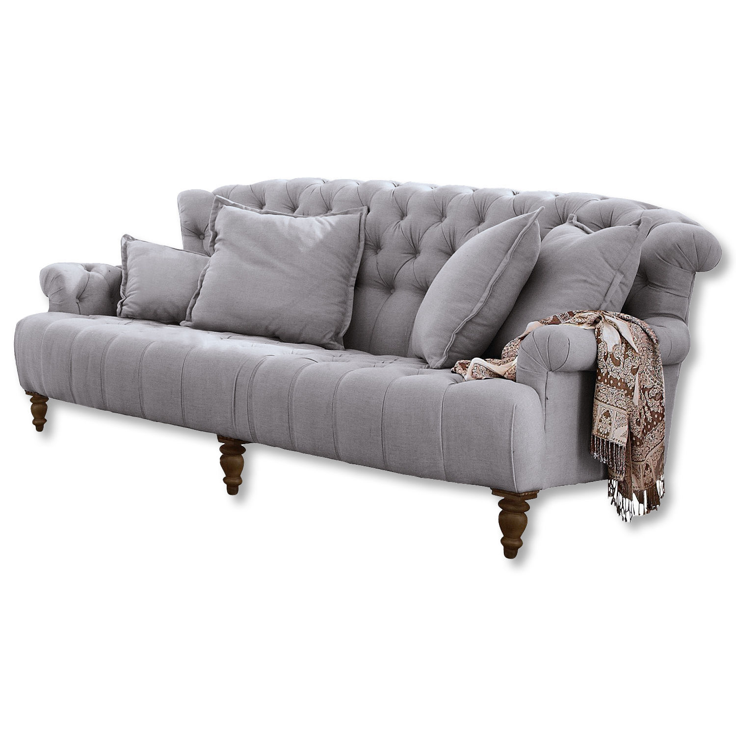 Šedá čalouněná pohovka z látky s prošívaným opěradlem a dřevěnými nohami, dekorativní šála