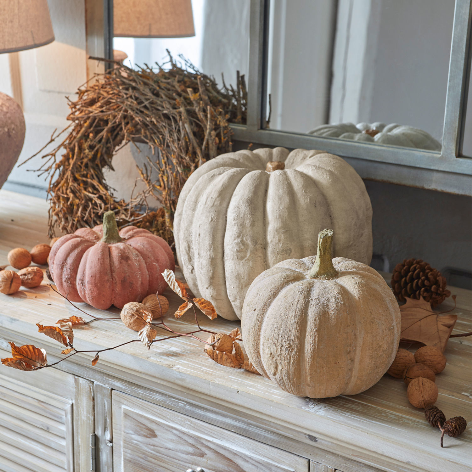 Dýně, 3dílná sada Pumpkin Dekorativní betonové dýně v béžové a růžové barvě na dřevěné komodě s podzimními doplňky