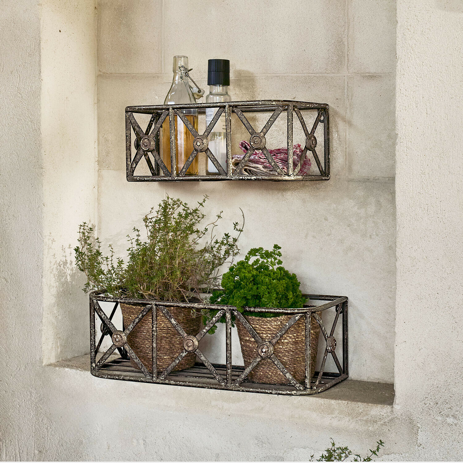 Vintage kovové nástěnné police s rostlinami a lahvemi, dekorace do kuchyně nebo zahrady