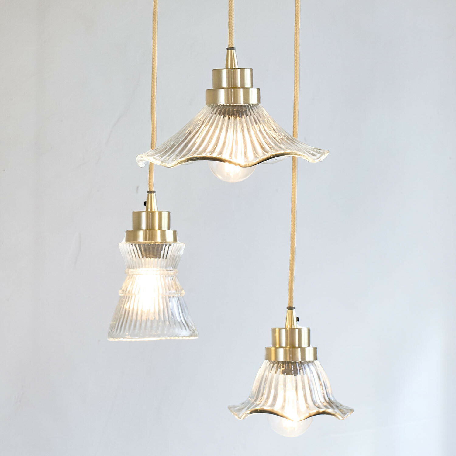 Závěsné lampy, 3dílná sada Lunaras Sada tří závěsných skleněných lamp s mosaznými prvky a žlutým kabelem pro interiérové osvětlení