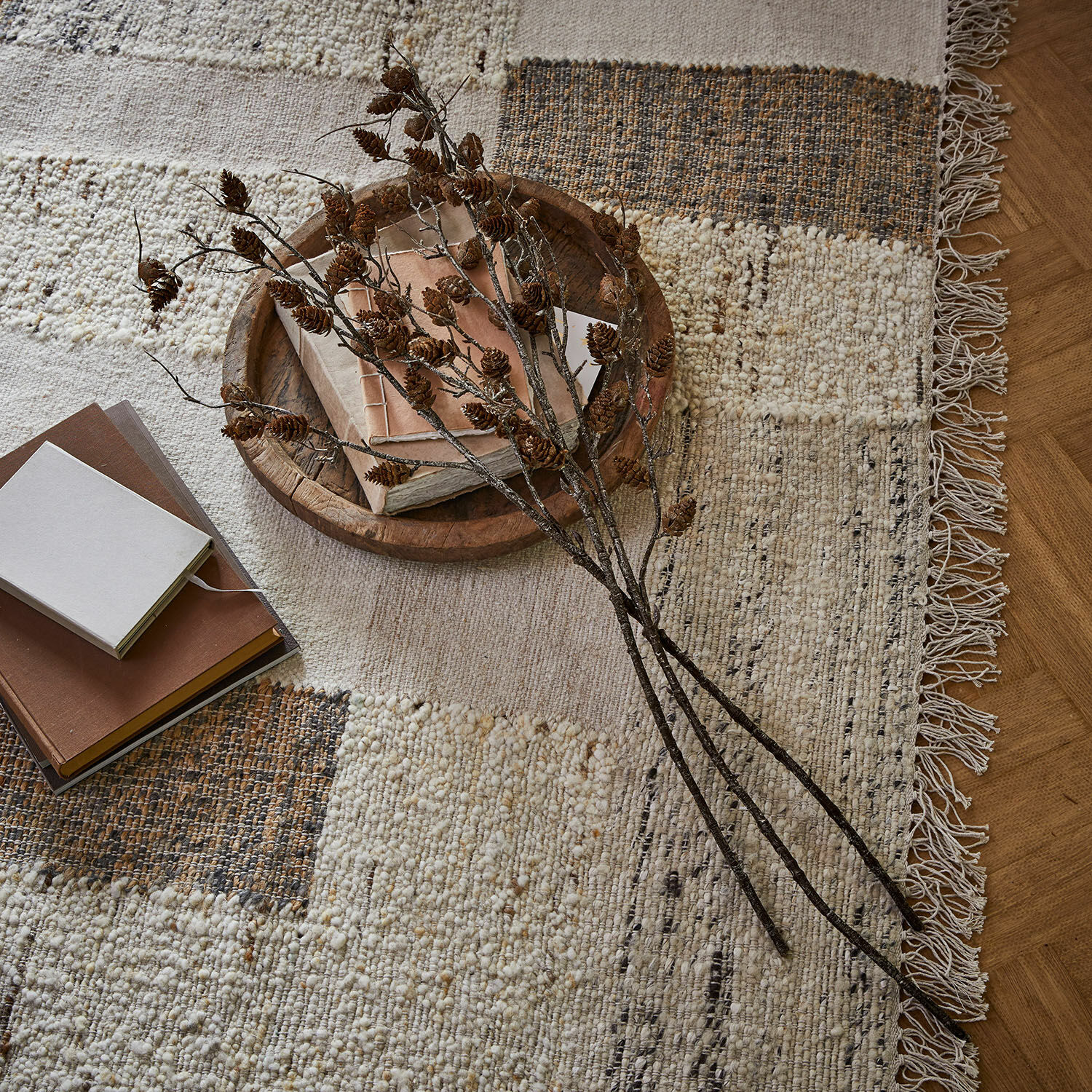 Dekorativní větvičky, 3dílná sada Eisvyn Přírodní vlněný koberec v béžovo-hnědých tónech s třásněmi, knihami a dekorativními větvemi