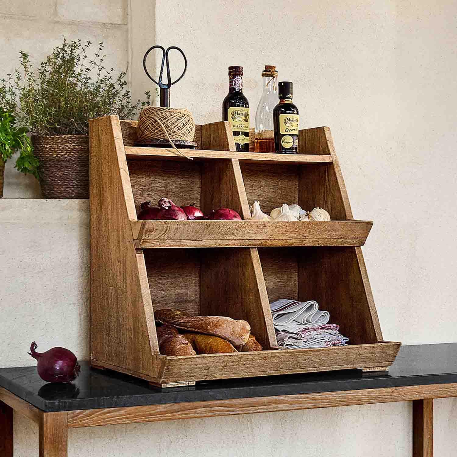 Dřevěný kuchyňský organizér s policemi na koření, chléb a látky v přírodní barvě dřeva