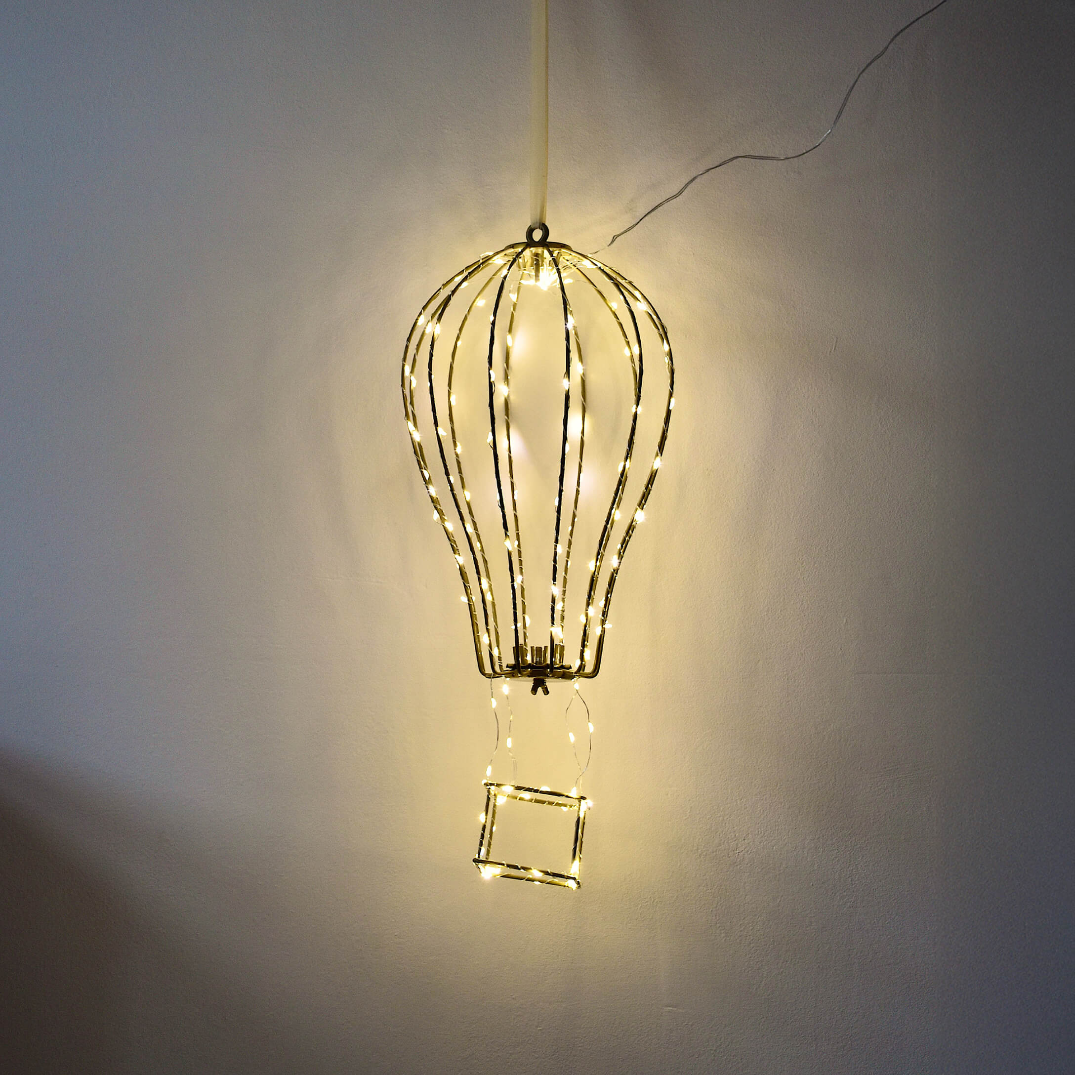 Dekorativní lampa ve tvaru horkovzdušného balónu z kovového rámu s teplým LED osvětlením na zdi