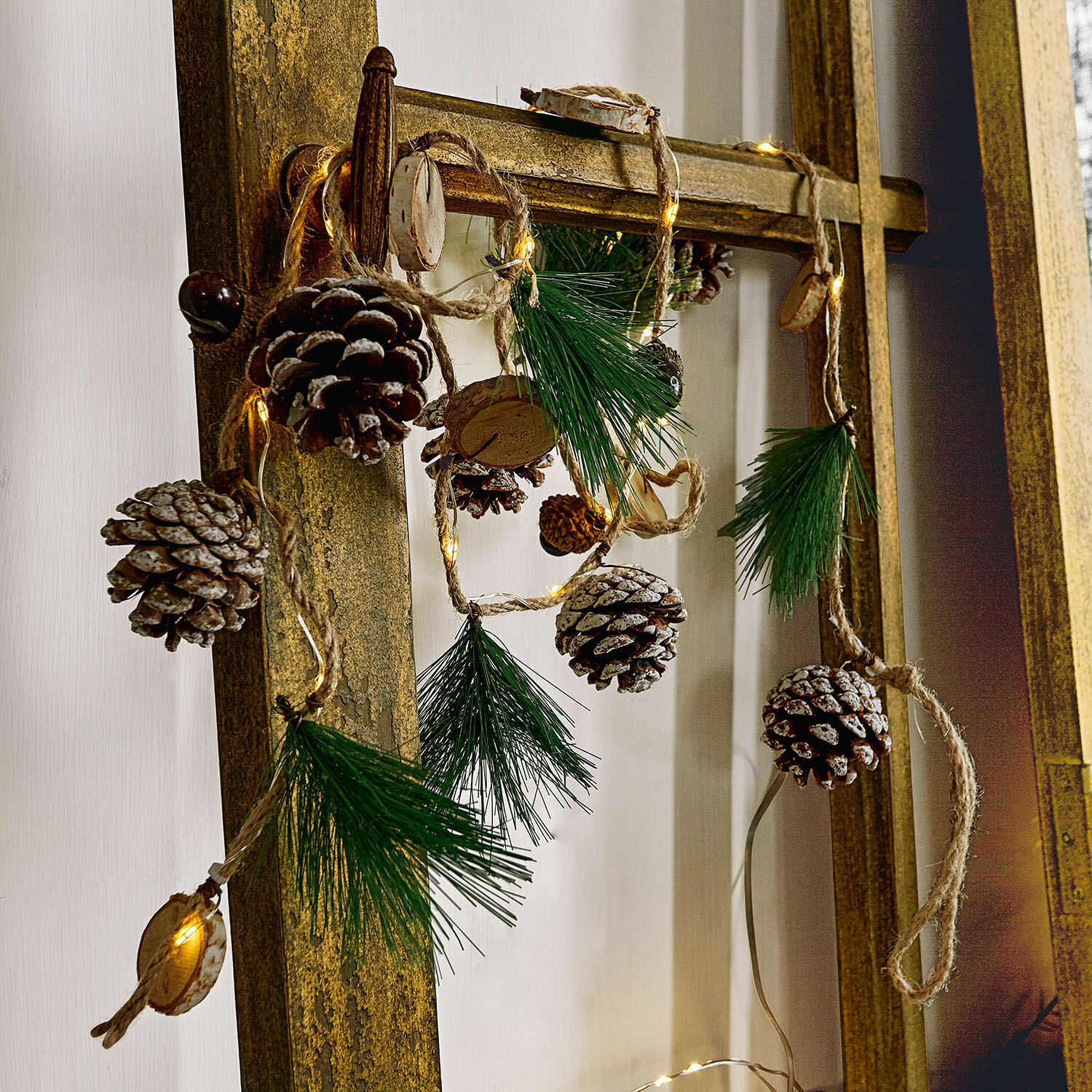 Světelný řetěz Clay Vánoční girlanda s šiškami, zelenými větvičkami a světýlky na jutovém provázku do interiéru