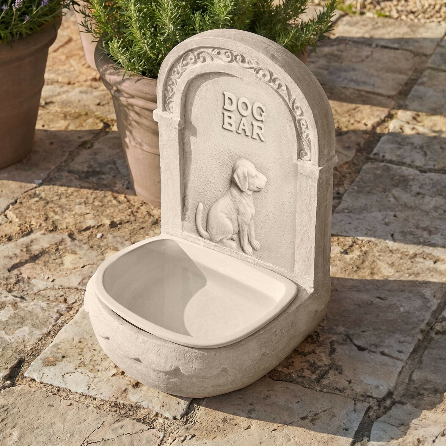 Miska na vodu pro psa Joravena Šedá psí miska z kamene s dekorací psa a nápisem DOG BAR venku