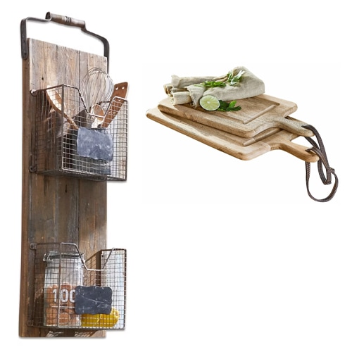 Dřevěná deska s kovovými košíky na kuchyňské náčiní a sada světlých dřevěných prkének na krájení