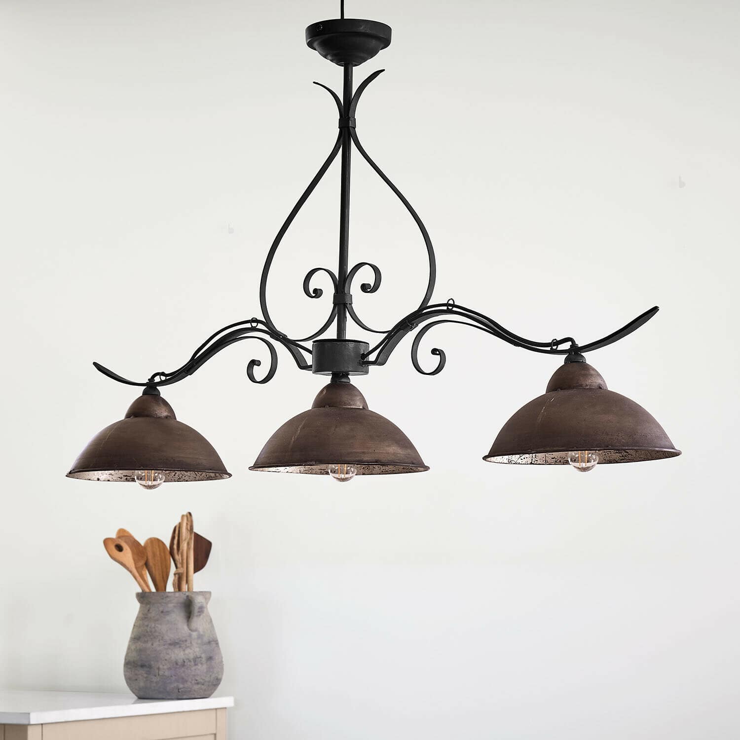 Závěsná lampa Norhild Tříramenný lustr z rezavého kovu s černými ozdobami, osvětlení do obývacího pokoje
