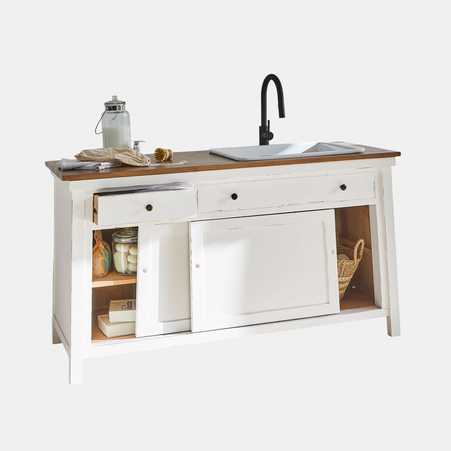 Bílá dřevěná skříňka s tmavým dřevěným povrchem, bílým keramickým umyvadlem a černou baterií