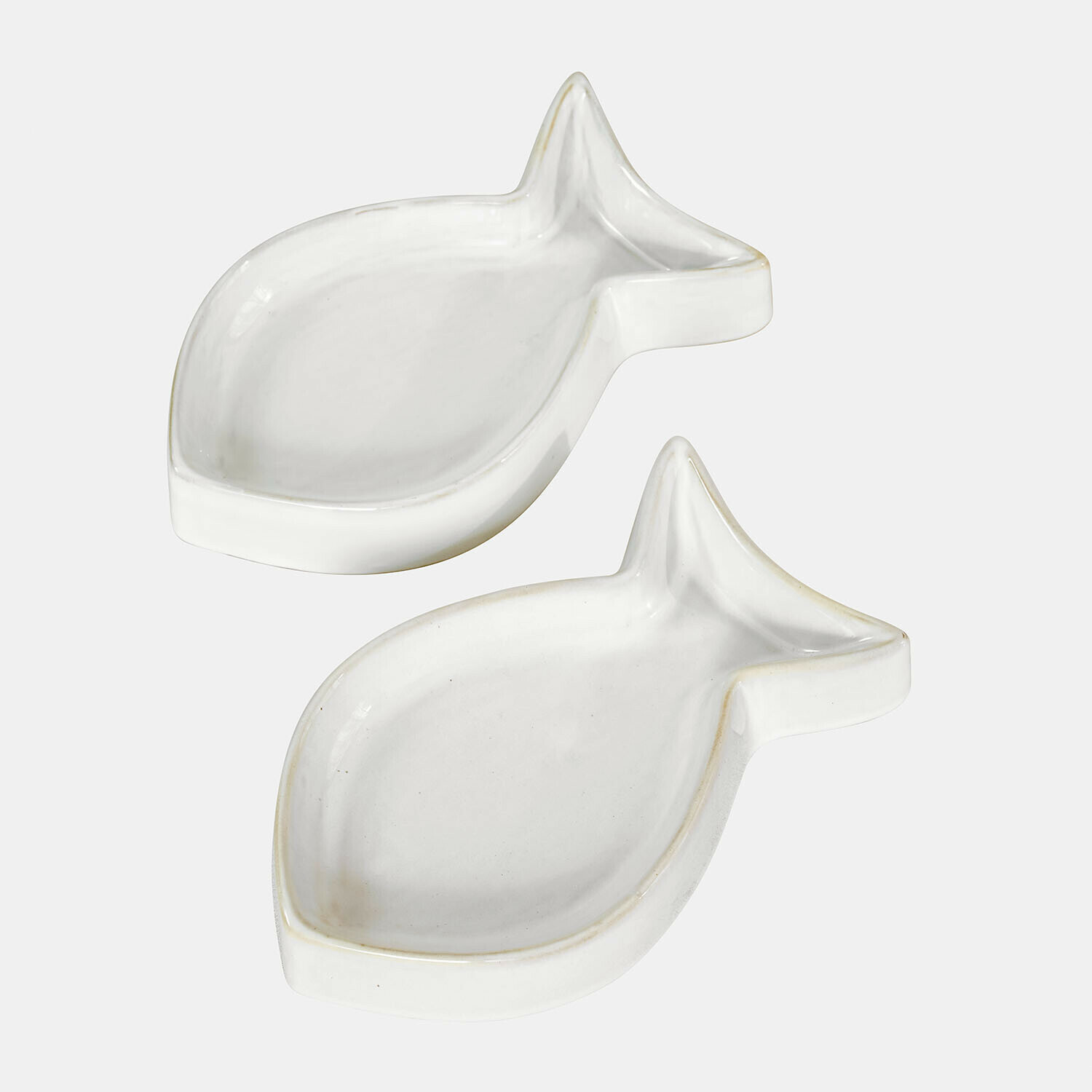 Dvě bílé keramické misky ve tvaru ryby, vhodné na dekoraci a podávání pochutin