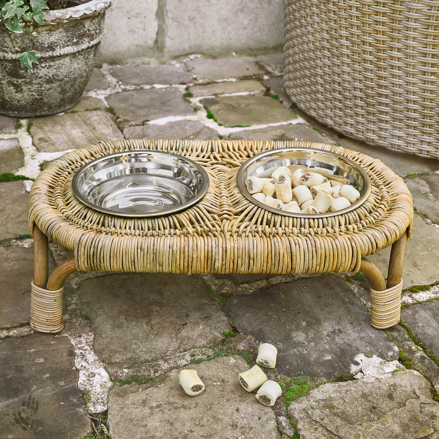 Dvojitá miska pro zvířata s kovovými vložkami na přírodní proutěné podložce