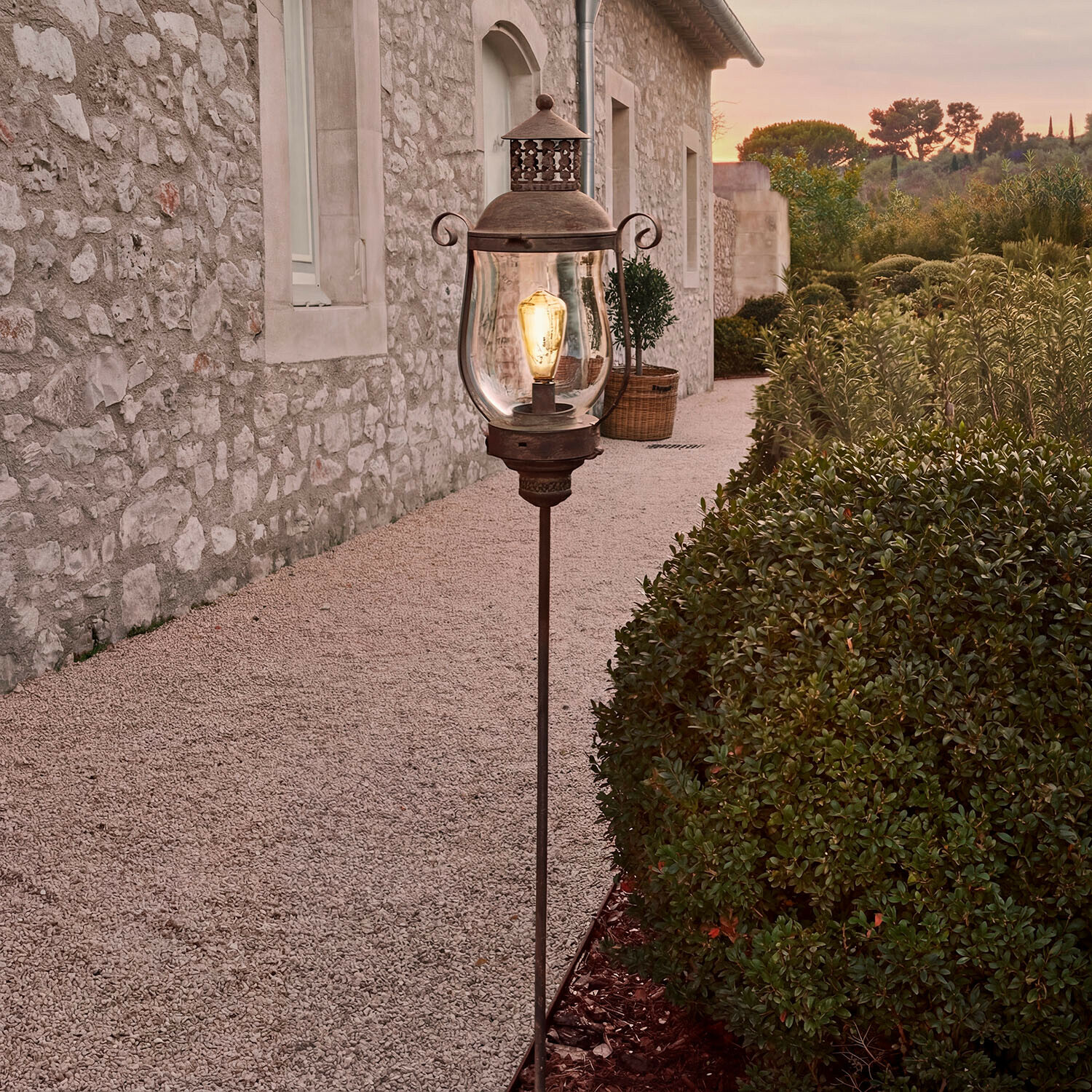 Zahradní kovová lucerna ve vintage stylu s průhledným sklem a žárovkou Edison