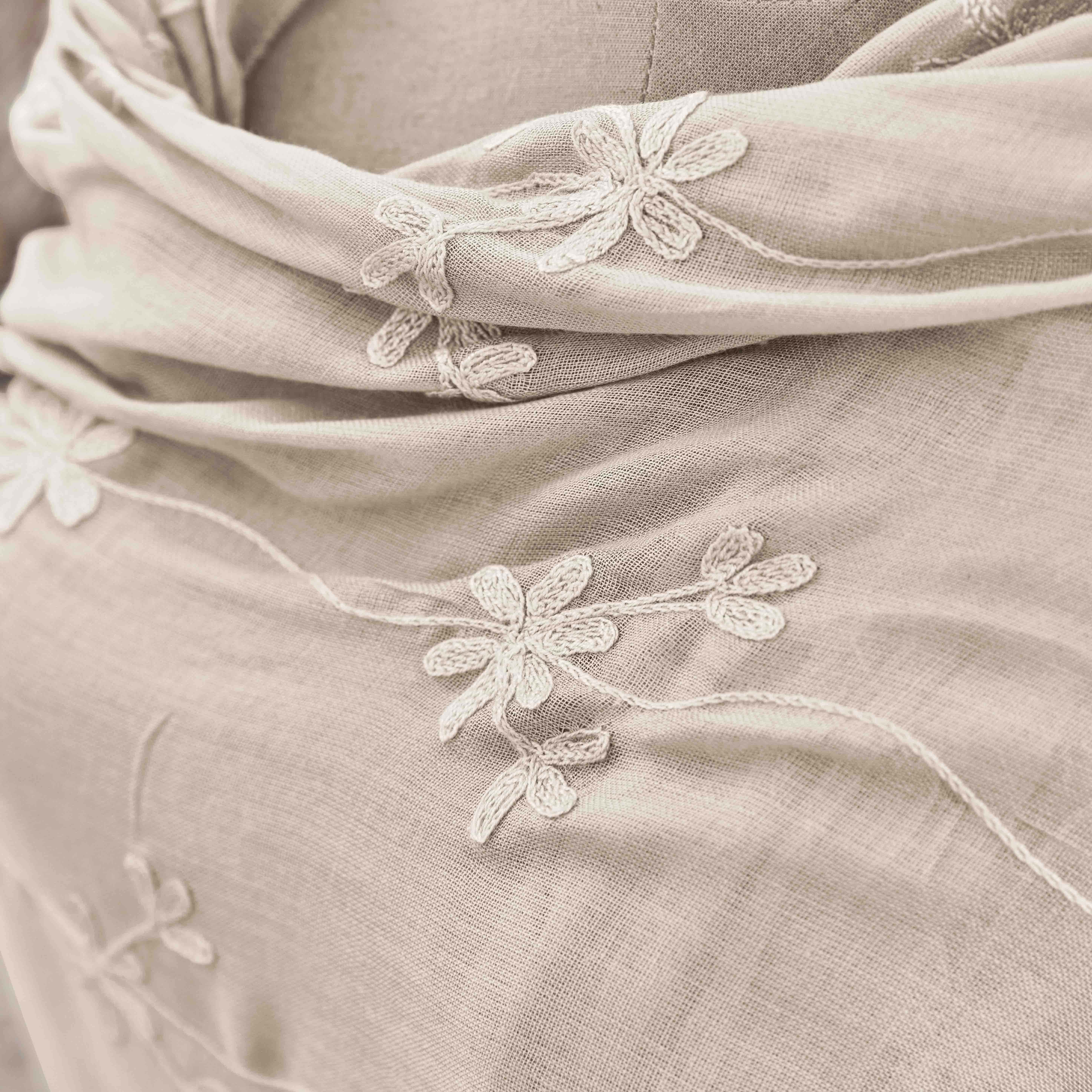 Béžová lněná látka s jemnou květinovou výšivkou, textilní dekorace do interiéru