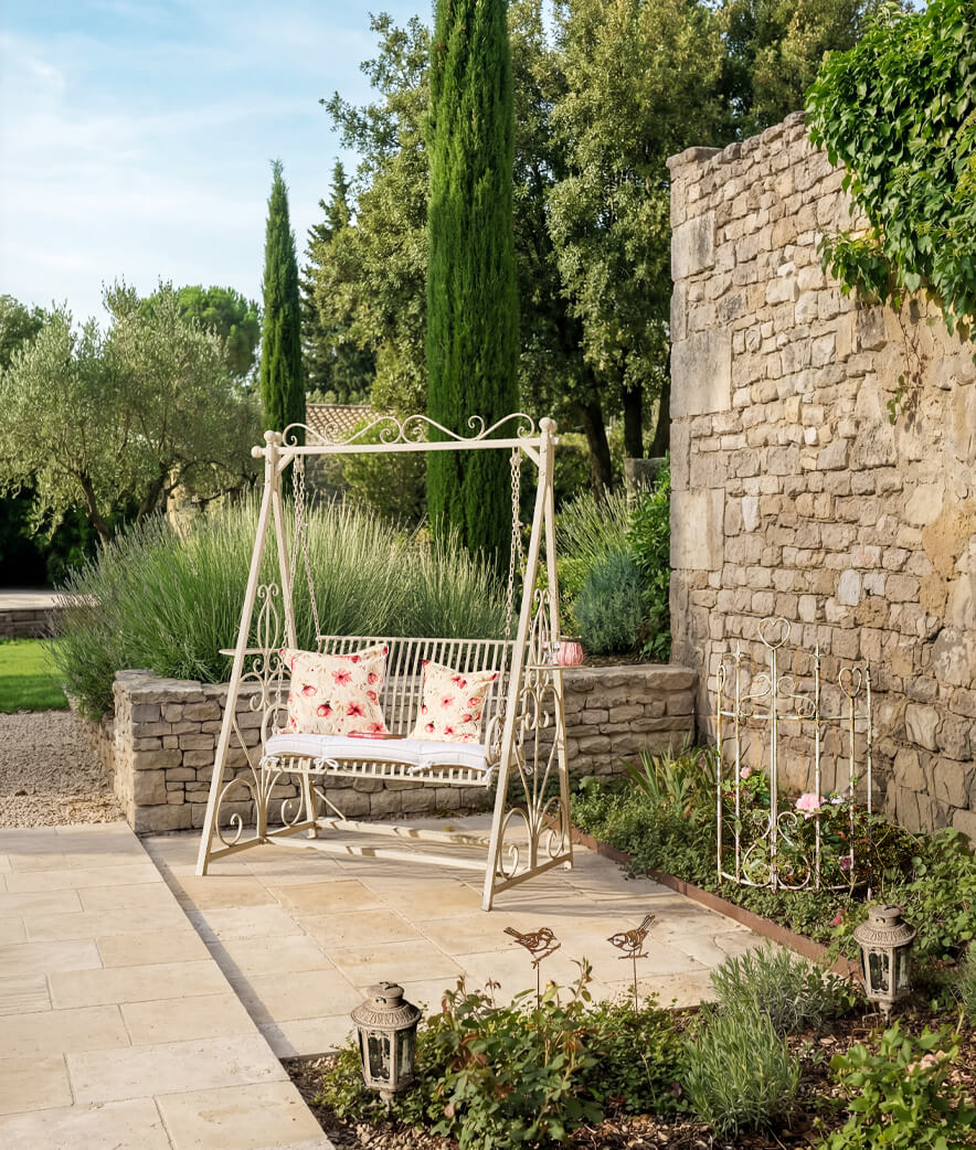 Romantická houpačka v červené a bílé