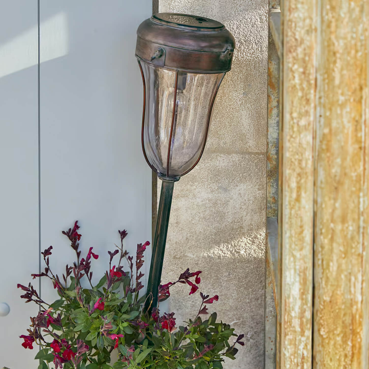 Zahradní lampa z mosazi ve vintage stylu s průhledným stínidlem a červenými květy