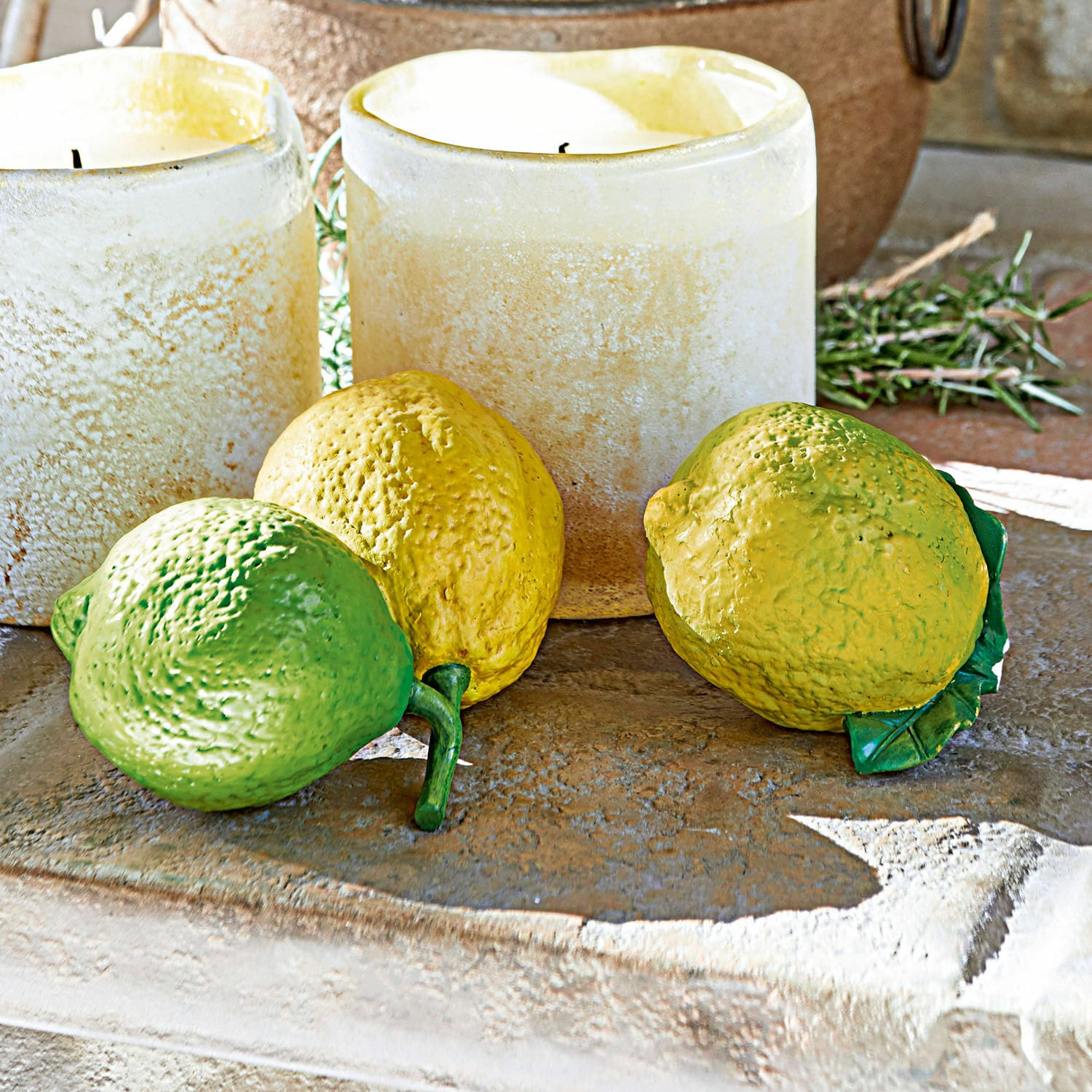 Dekorace - citrus, 2dílná sada Ginny Dekorativní plastové citrony zelené a žluté barvy na kamenném povrchu se svíčkami