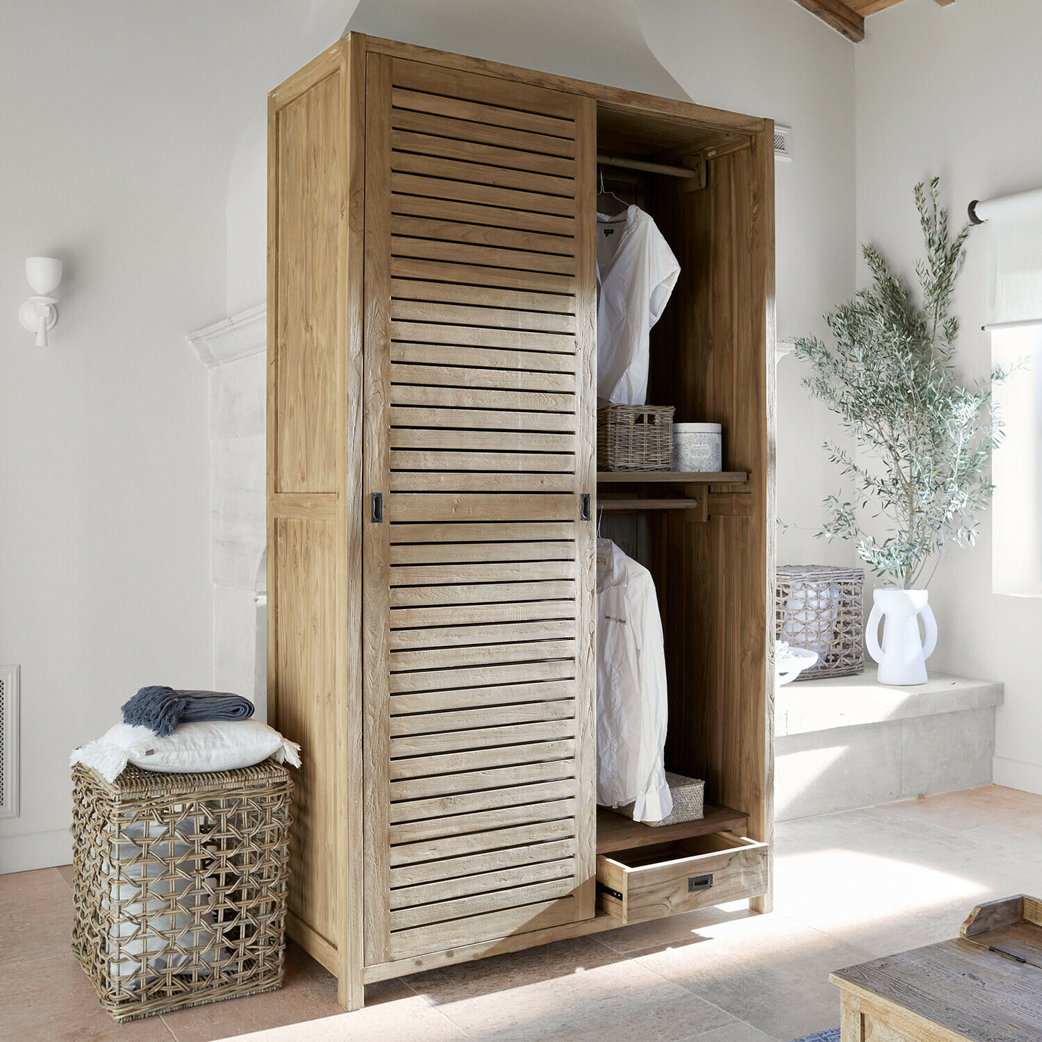 Světle dřevěná skříň s posuvnými dveřmi a zásuvkou v prostorné světlé místnosti