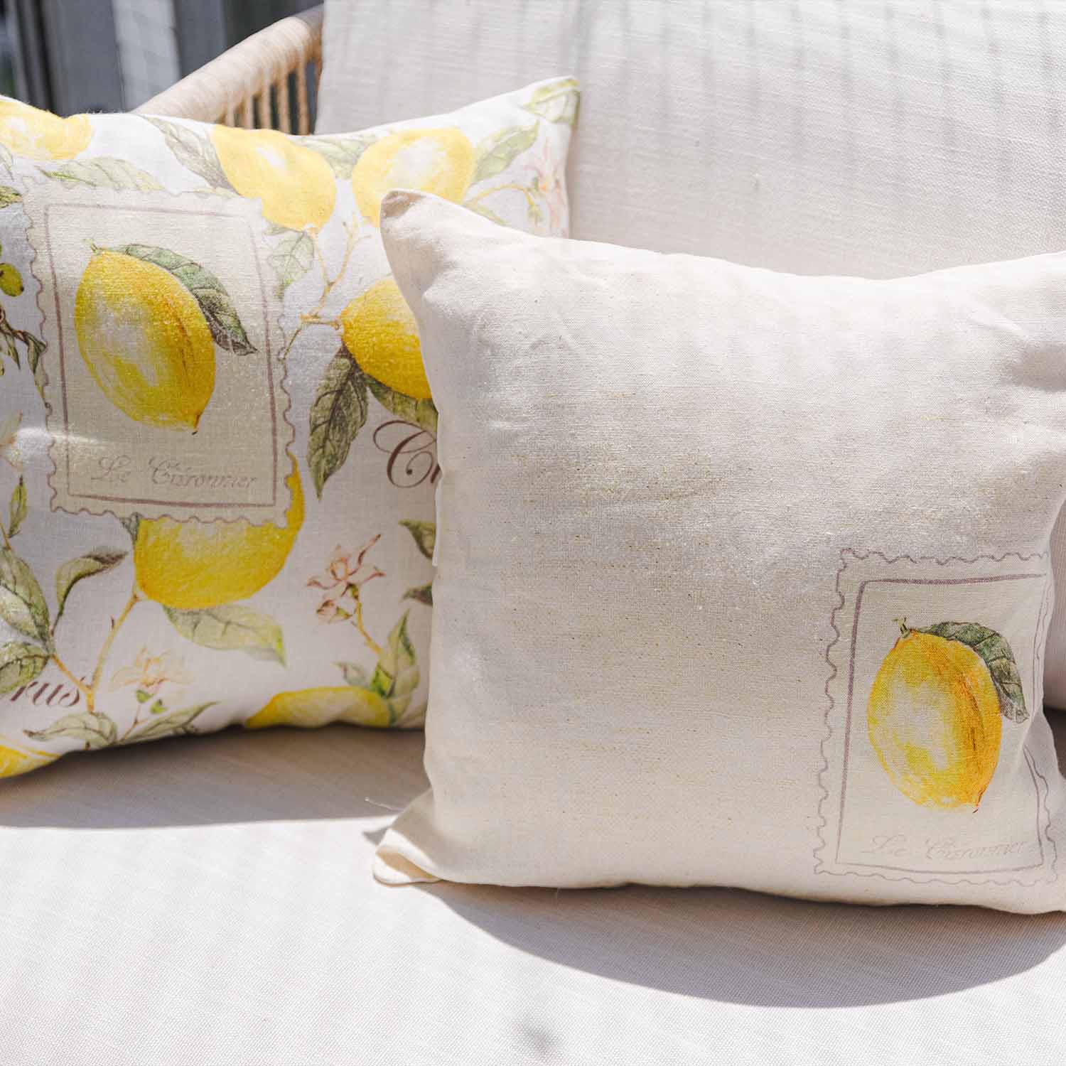 Dekorační bavlněné polštáře v krémové barvě s potiskem citronů, elegantní bytový doplněk