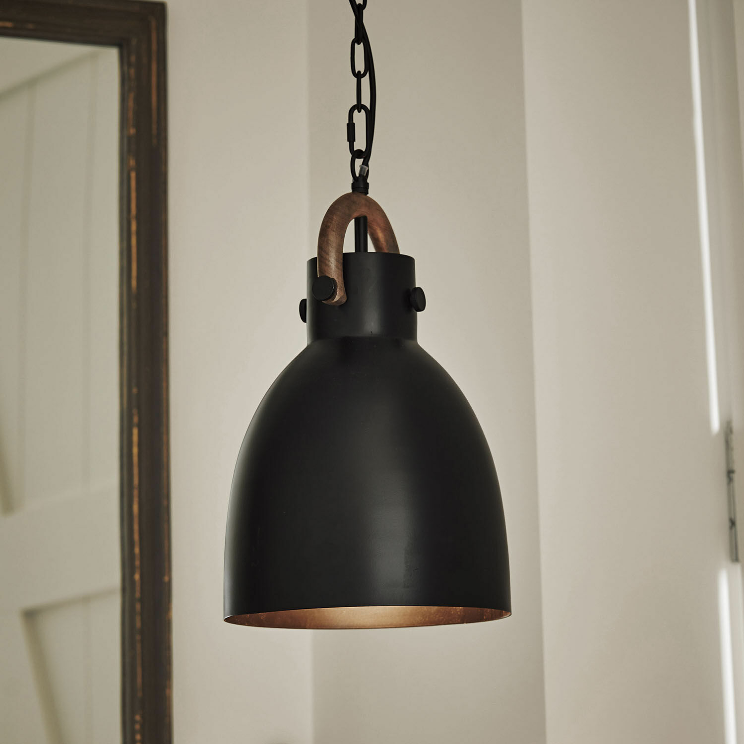 Závěsná lampa Walcote Černé kovové závěsné svítidlo s dřevěnou rukojetí, moderní osvětlení interiéru