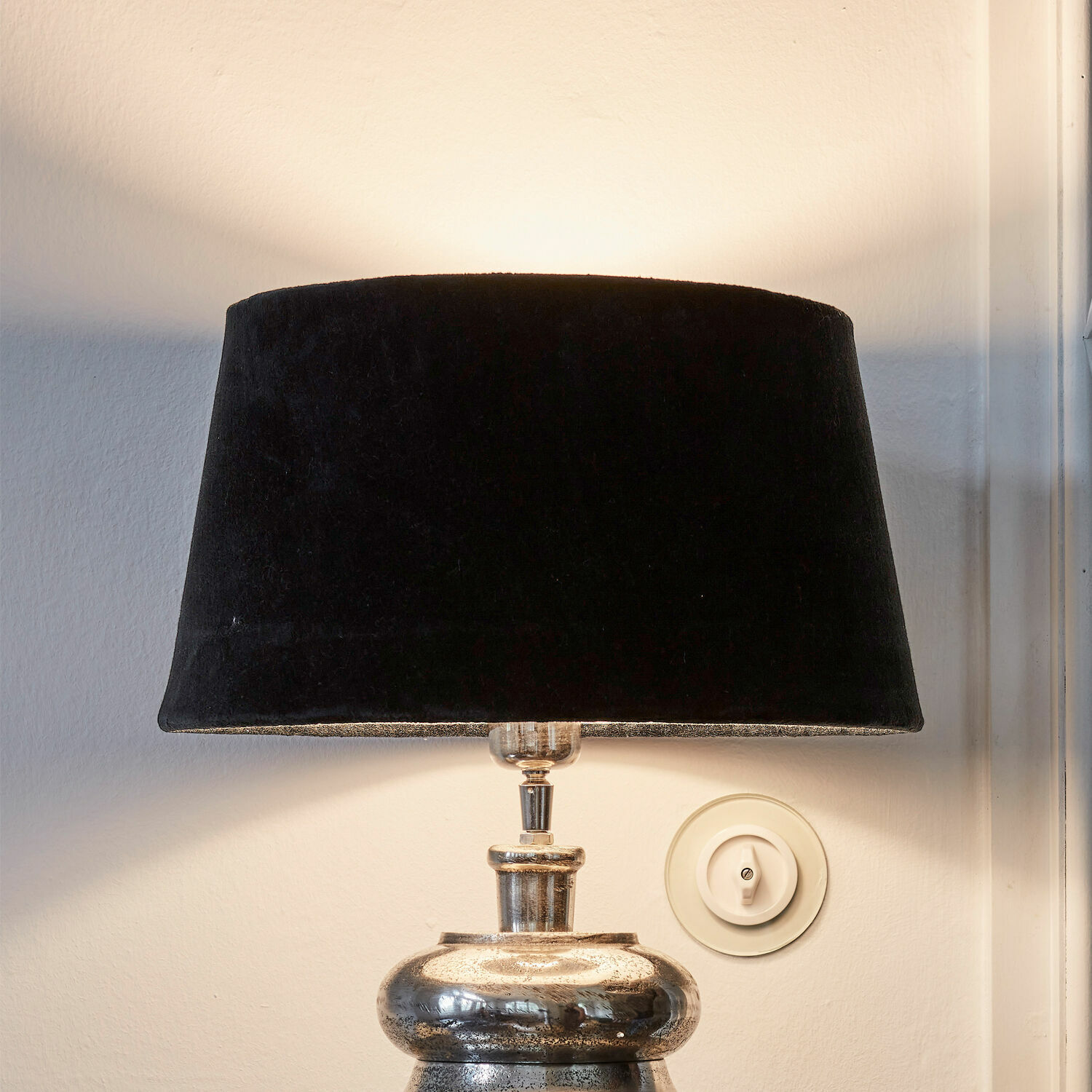 Stínítko lampy Anfor Stolní lampa s černým sametovým stínidlem a stříbrnou základnou, elegantní doplněk