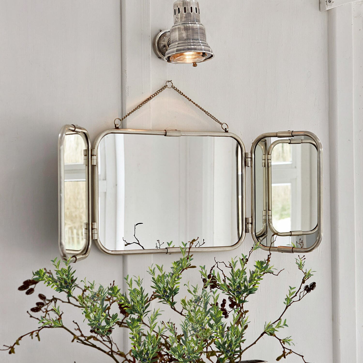 Zrcadlo Kacey Třídílné nástěnné zrcadlo se stříbrným kovovým rámem pro elegantní interiérový design